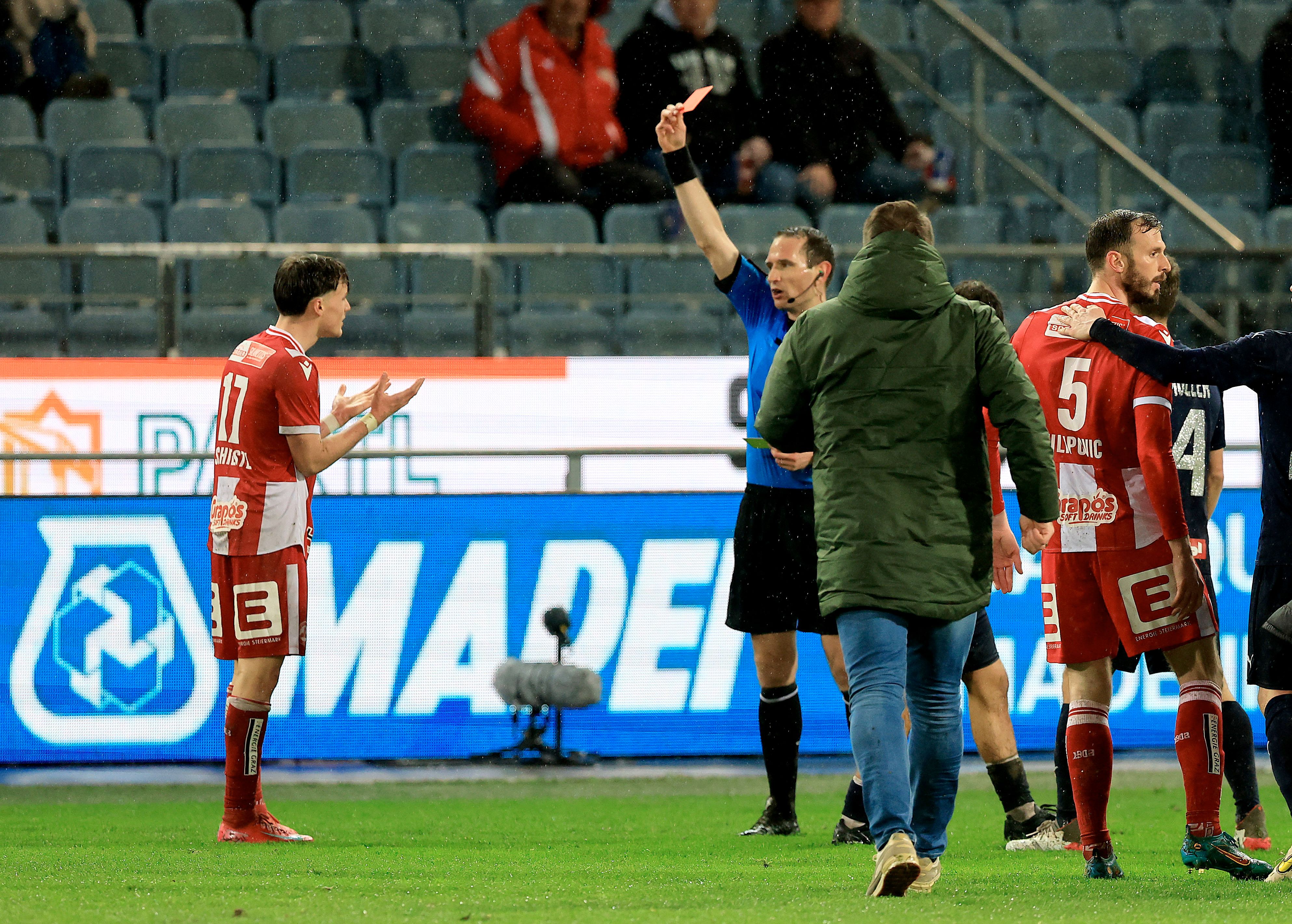 GAK-Kicker Thomas Schiestl kassierte nach dem Schlusspfiff die rote Karte. 