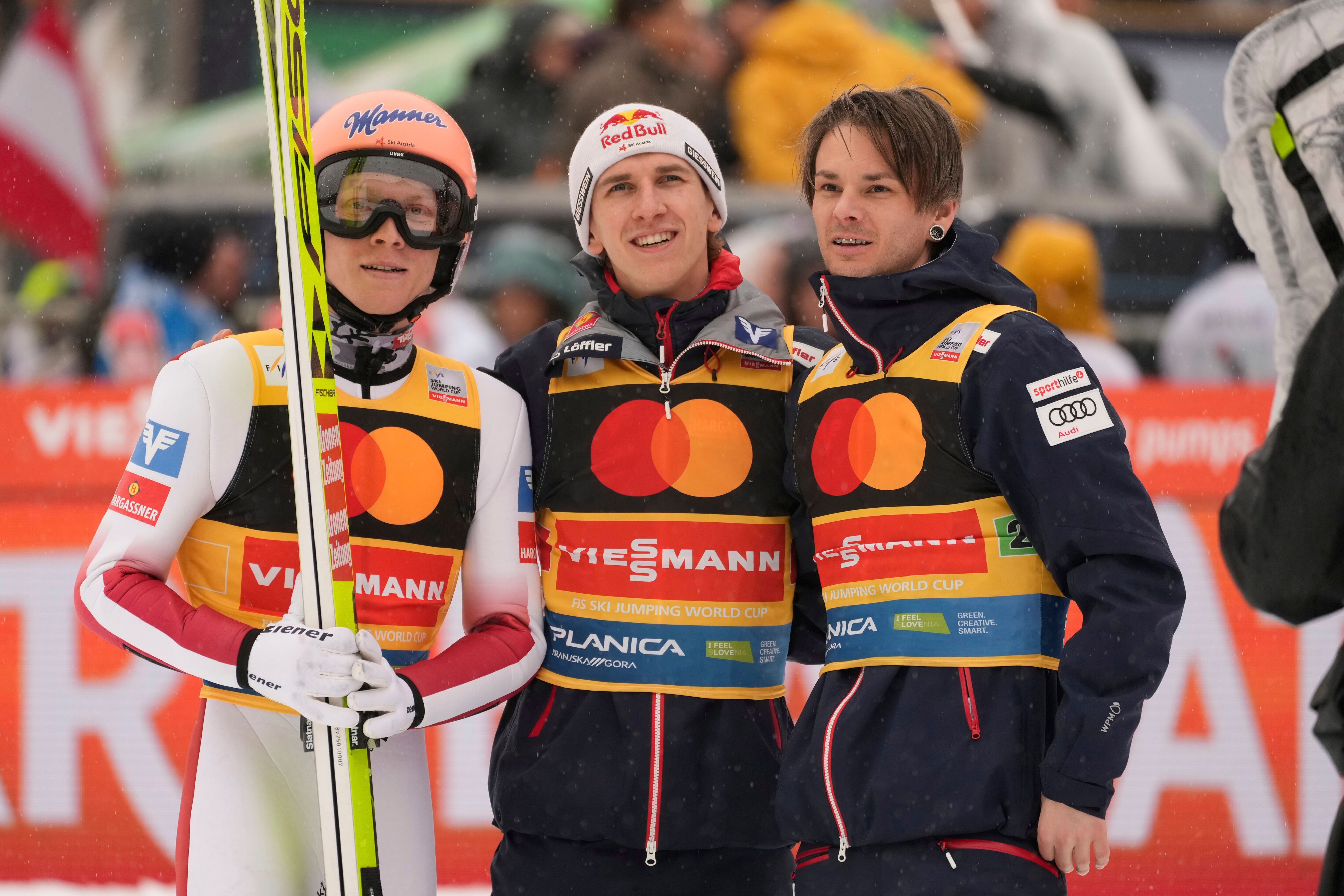 Jan Hörl, Daniel Tschofenig und Manuel Fettner warten auf Stefan Kraft