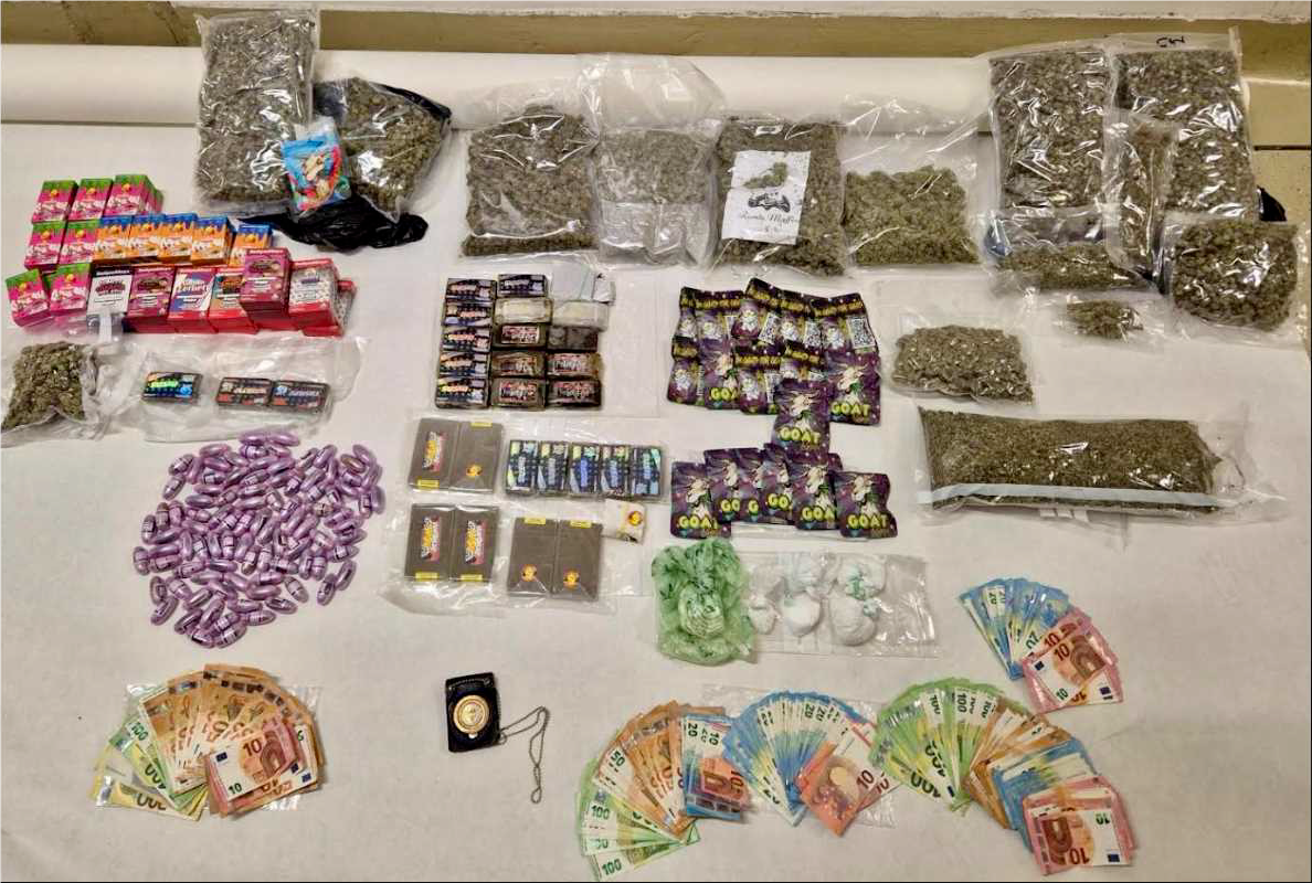 Die Beamten stellten zahlreiche Suchtmittel und eine größere Bargeldsumme sicher.