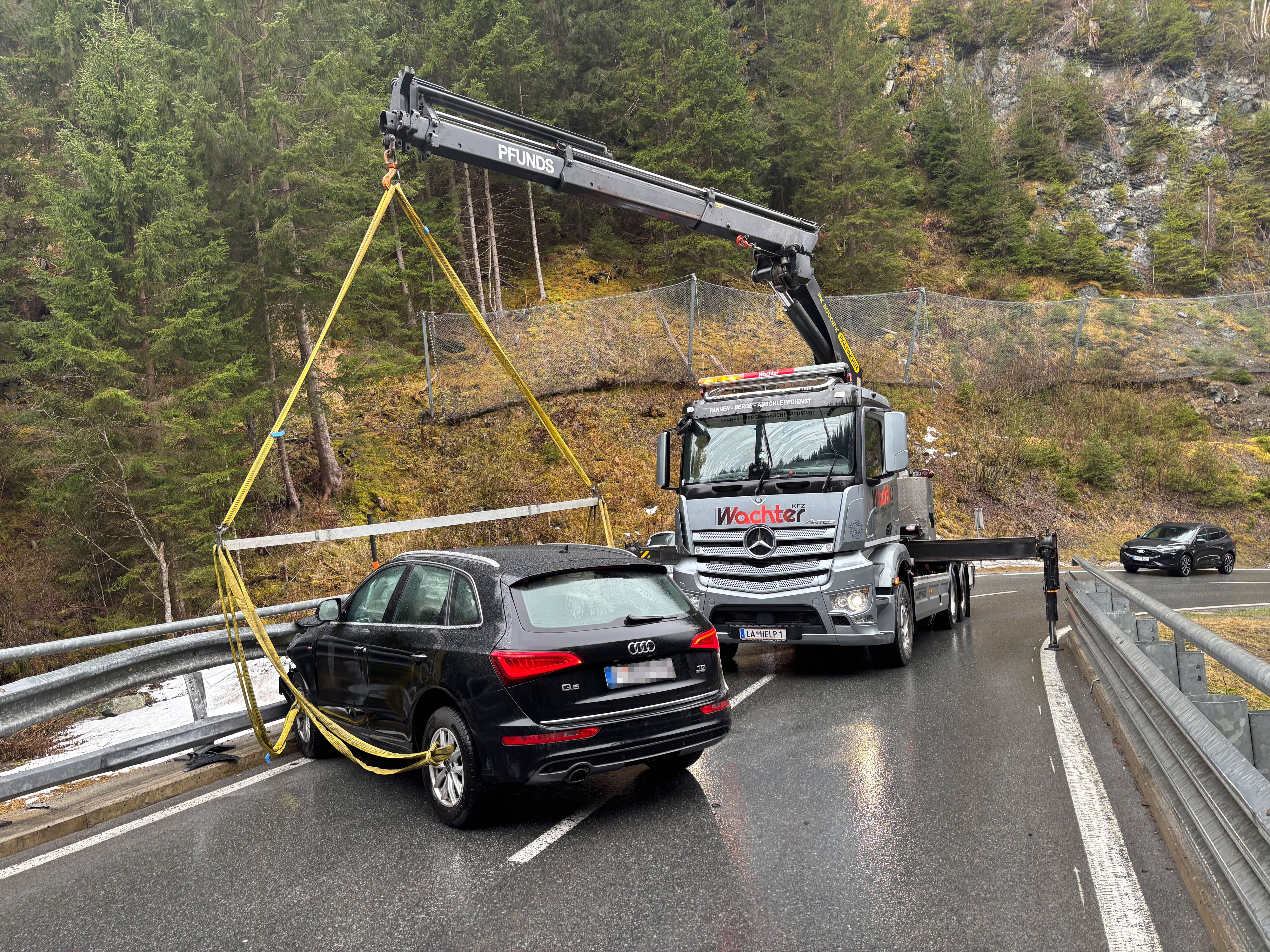 Der Audi und die Leitschiene wurden bei dem Unfall beschädigt.