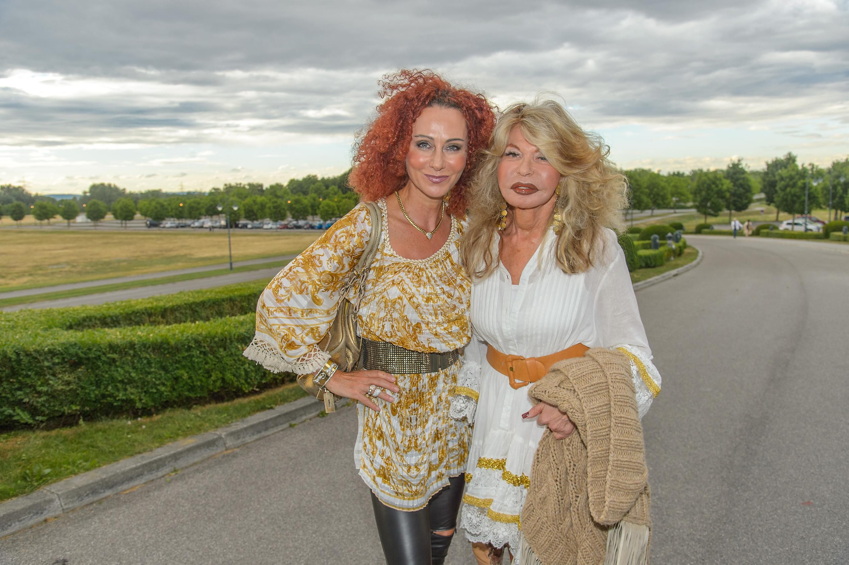 Christina Lugner und Jeannine Schiller verbindet eine jahrelange, innige Freundschaft  das Foto ist aus dem Jahr 2017