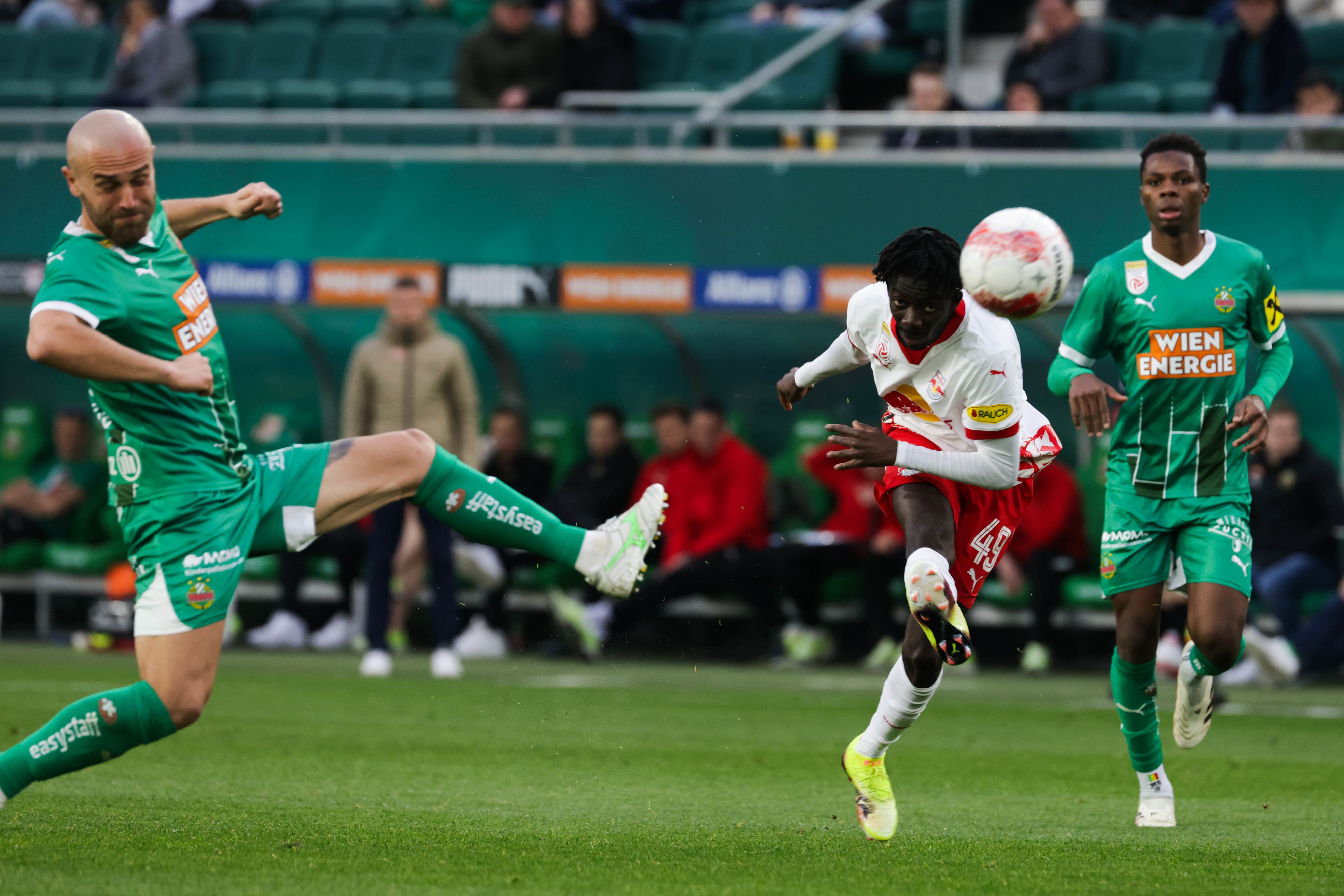 Lukas Grigic (l.) wird gegen Salzburg ausgeschlossen.