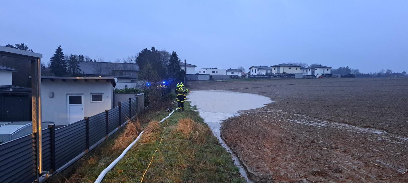 Die Feuerwehr Niederneukirchen musste am Sonntag gleich zweimal wegen des Dauerregens ausrücken. Ein Gebäude wurde beinahe überflutet.
