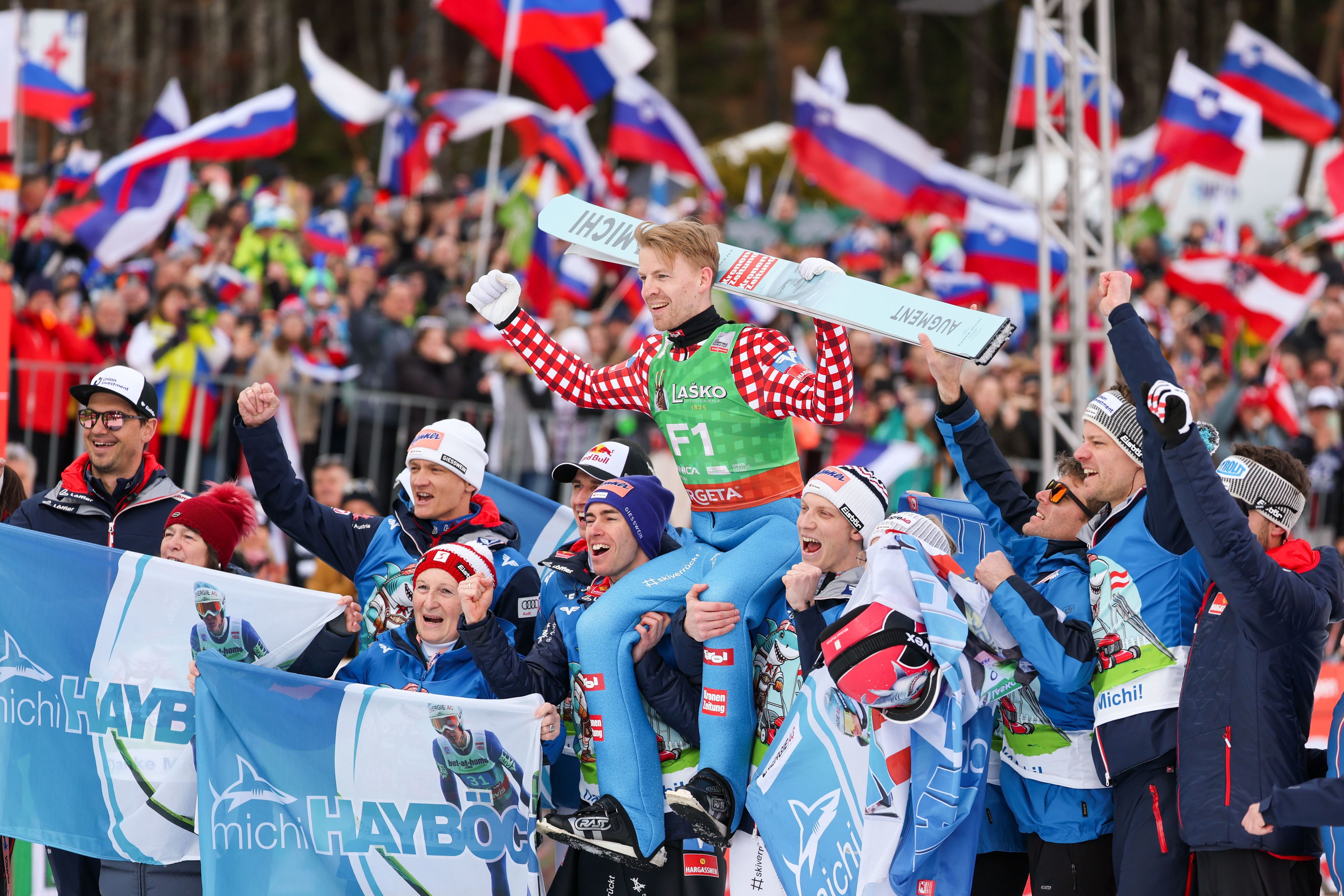 Michael Hayböck ist auf den Schultern seiner Kollegen gelandet.