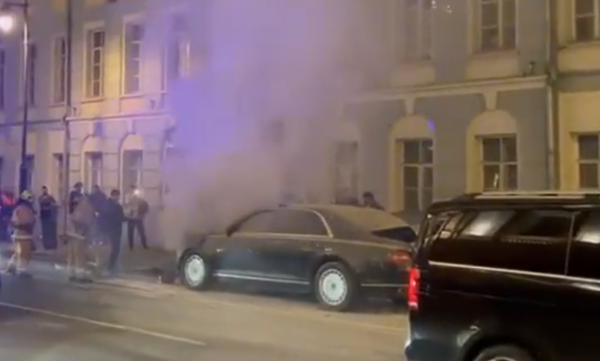 Eine Luxuslimousine aus Putins Flotte ging nach einer Explosion auf der Sretenka-Straße in Flammen auf.