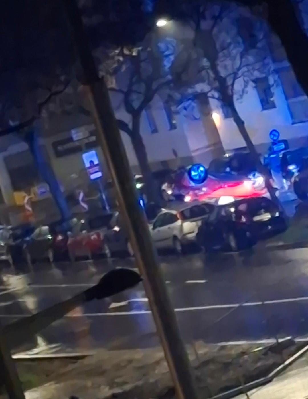 In der Nacht auf Samstag raste ein roter Toyota durch den 2. Wiener Bezirk. Dann krachte der Wagen in eine Straßenbegrenzung und überschlug sich.