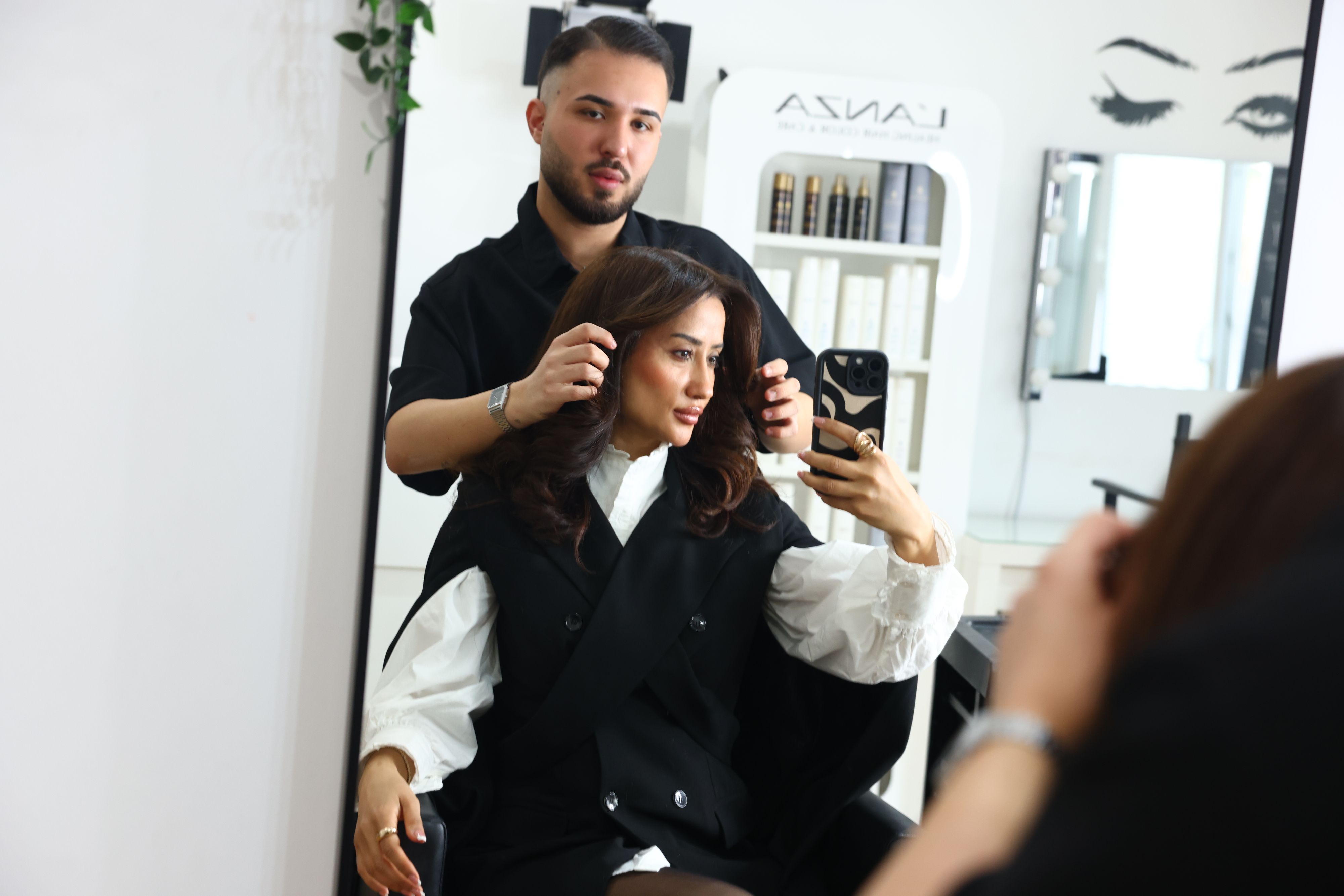 Mit 18 Jahren eröffnete Yasin seinen eigenen Friseursalaon, nun stylt er Wiens Promis.