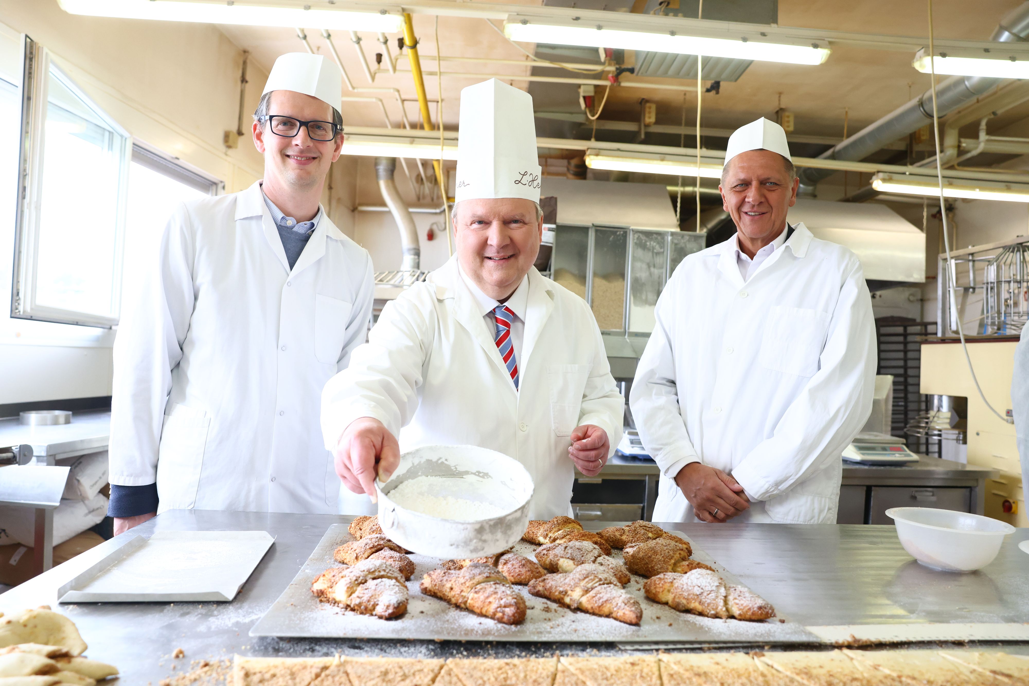 Michael Stuller von der L. Heimer Hofzuckerbäckerei zeigte Bürgermeister Michael Ludwig und Bezirksvorsteher Thomas Steinhart, wie man die berühmten 