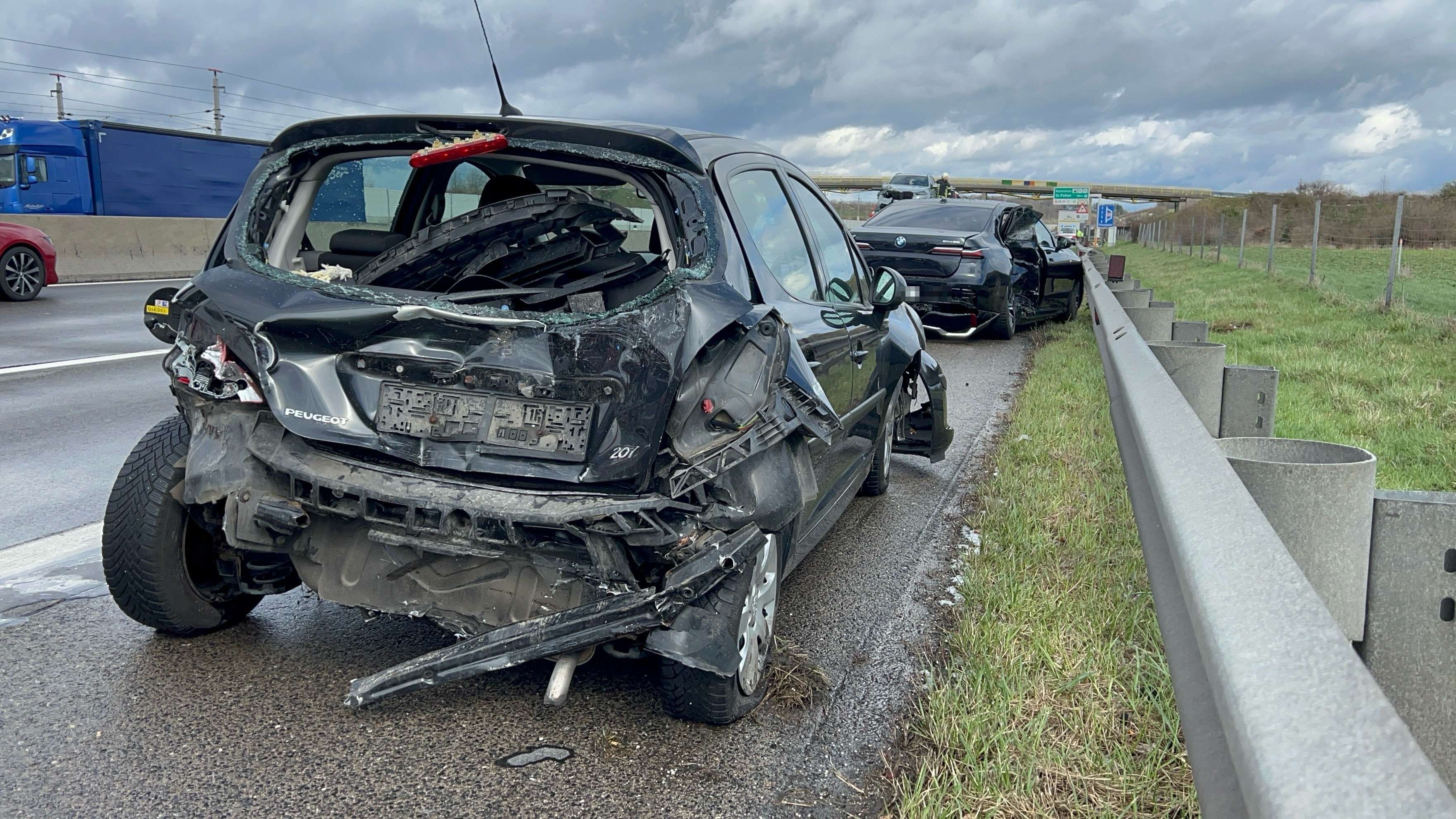 Schwerer Unfall mit mehreren beteiligten Fahrzeugen auf der A1 bei St. Pölten