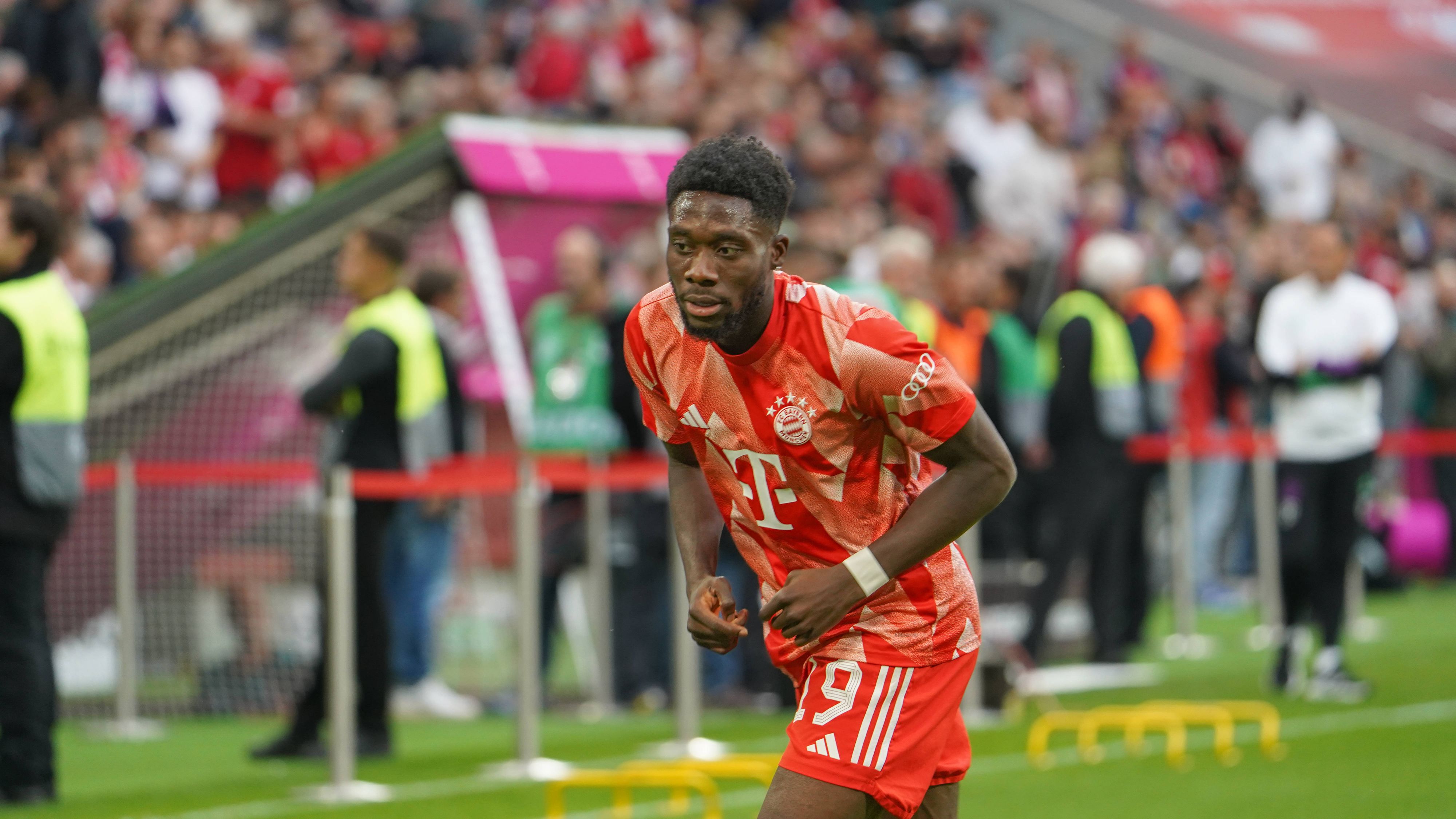 Alphonso Davies fällt laut Prognose sechs bis acht Monate aus.