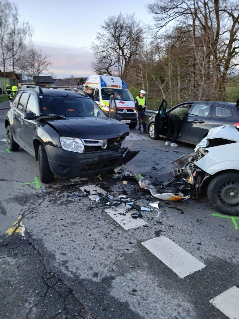 Die zwei Autos krachten frontal zusammen.