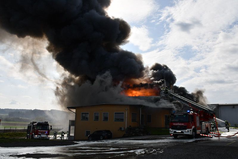 In einer Produktionshalle brach das Feuer aus.