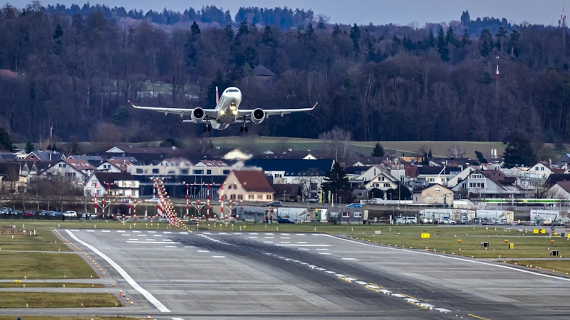 Der Airbus A220 HB-JCD der Swiss war am 23. Dezember mit 74 Passagieren und fünf Besatzungsmitgliedern auf dem Weg von Bukarest nach Zürich, als ...