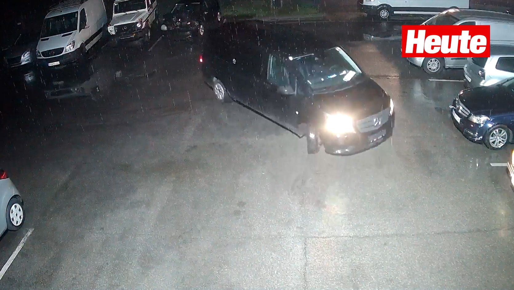 Hier wird der Mercedes gestohlen. Auch ein roter Toyota wurde gestohlen – dieser mutierte nach einem Crash zum Totalschaden.