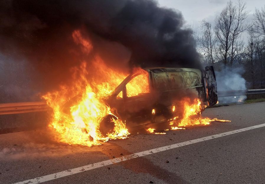Das Auto brannte auf der A12 vollständig aus.