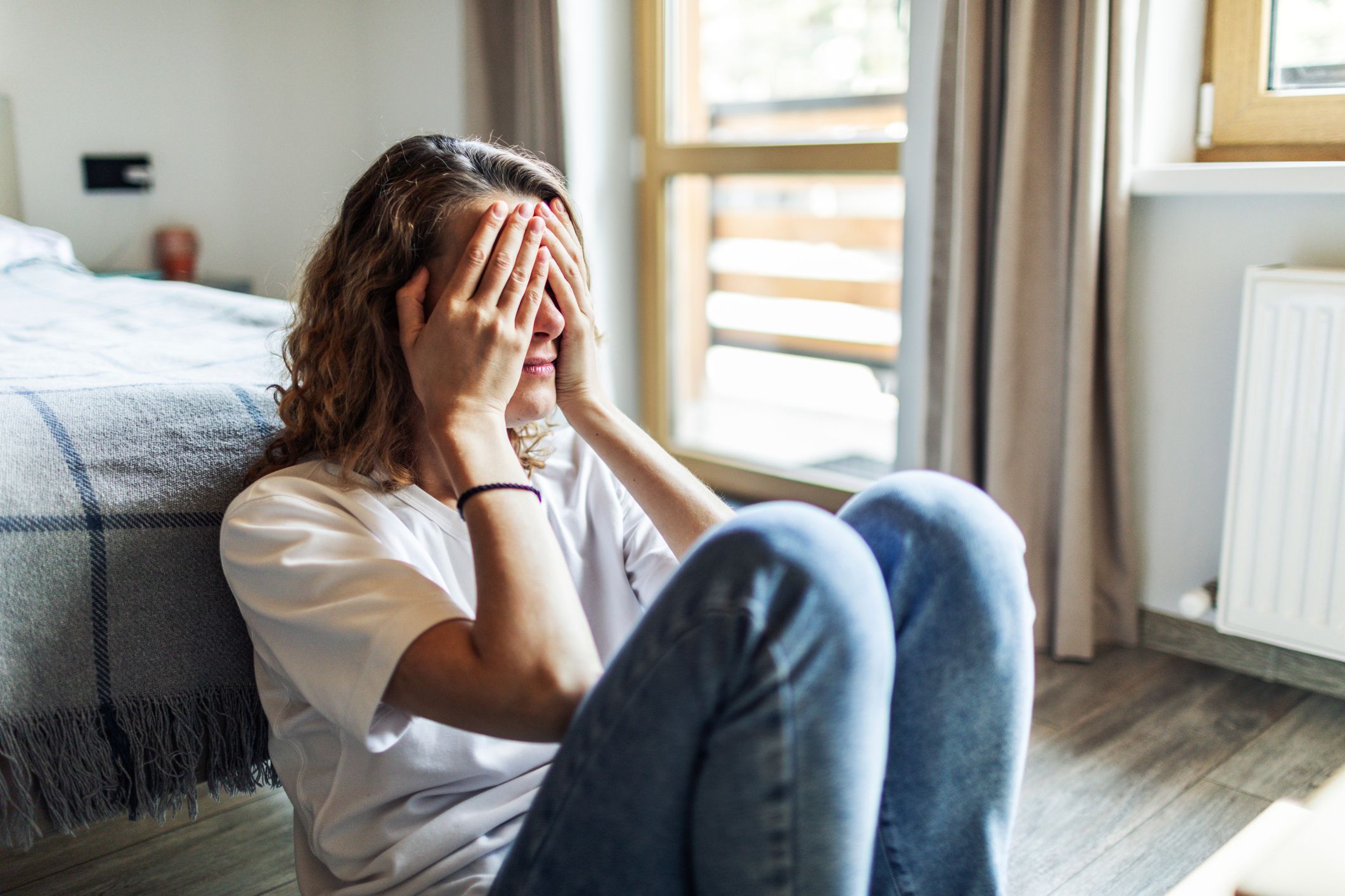 Eine junge Frau ist völlig verzweifelt, weiß nicht mehr weiter. (Symbolbild)