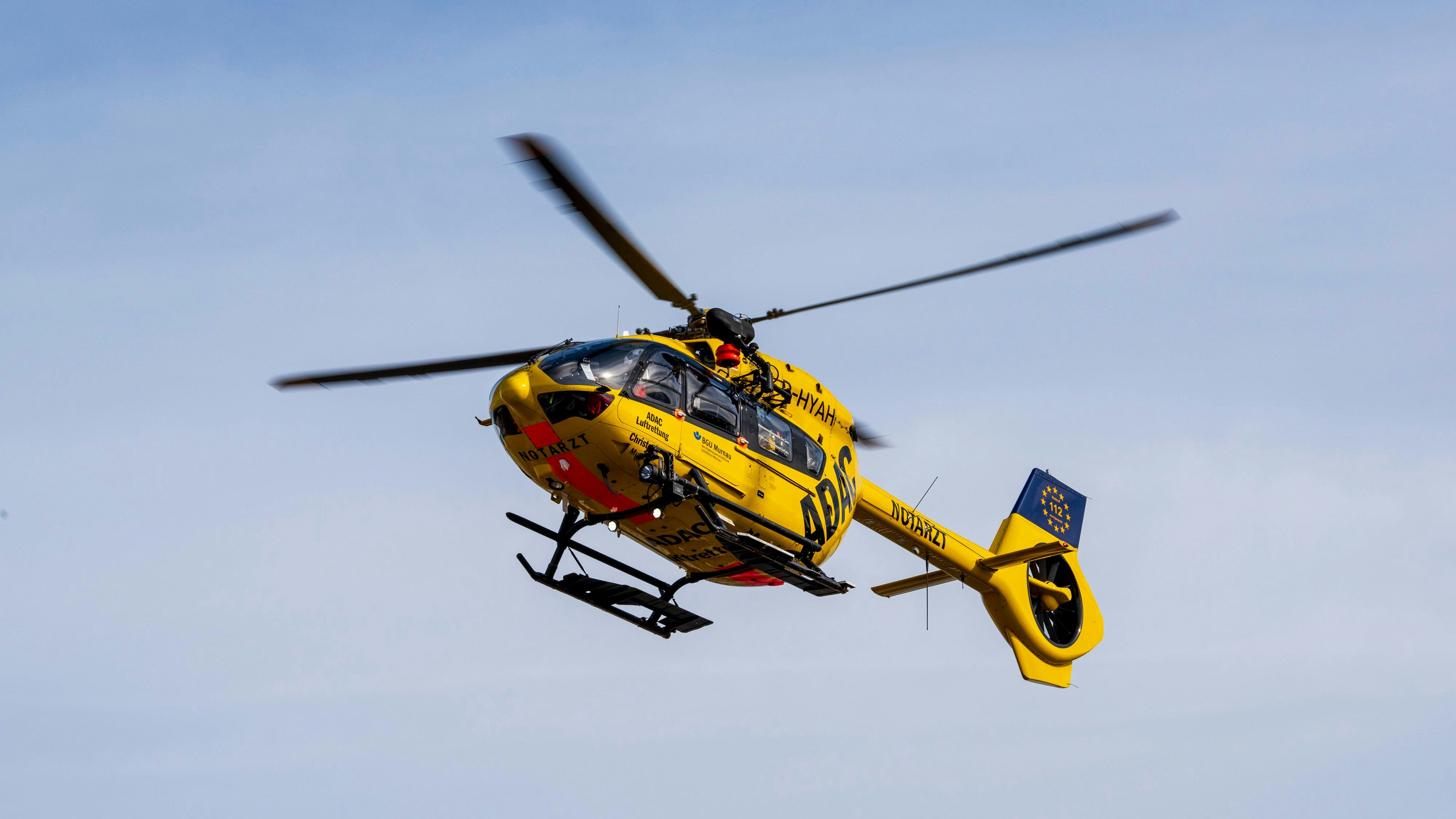 Download von www.picturedesk.com am 31.03.2025 (13:14).  ADAC Rettungshubschrauber der Unfallklinik Murnau beim Einsatz - 20250223_PD30745 - Rechteinfo: Rights Managed (RM)