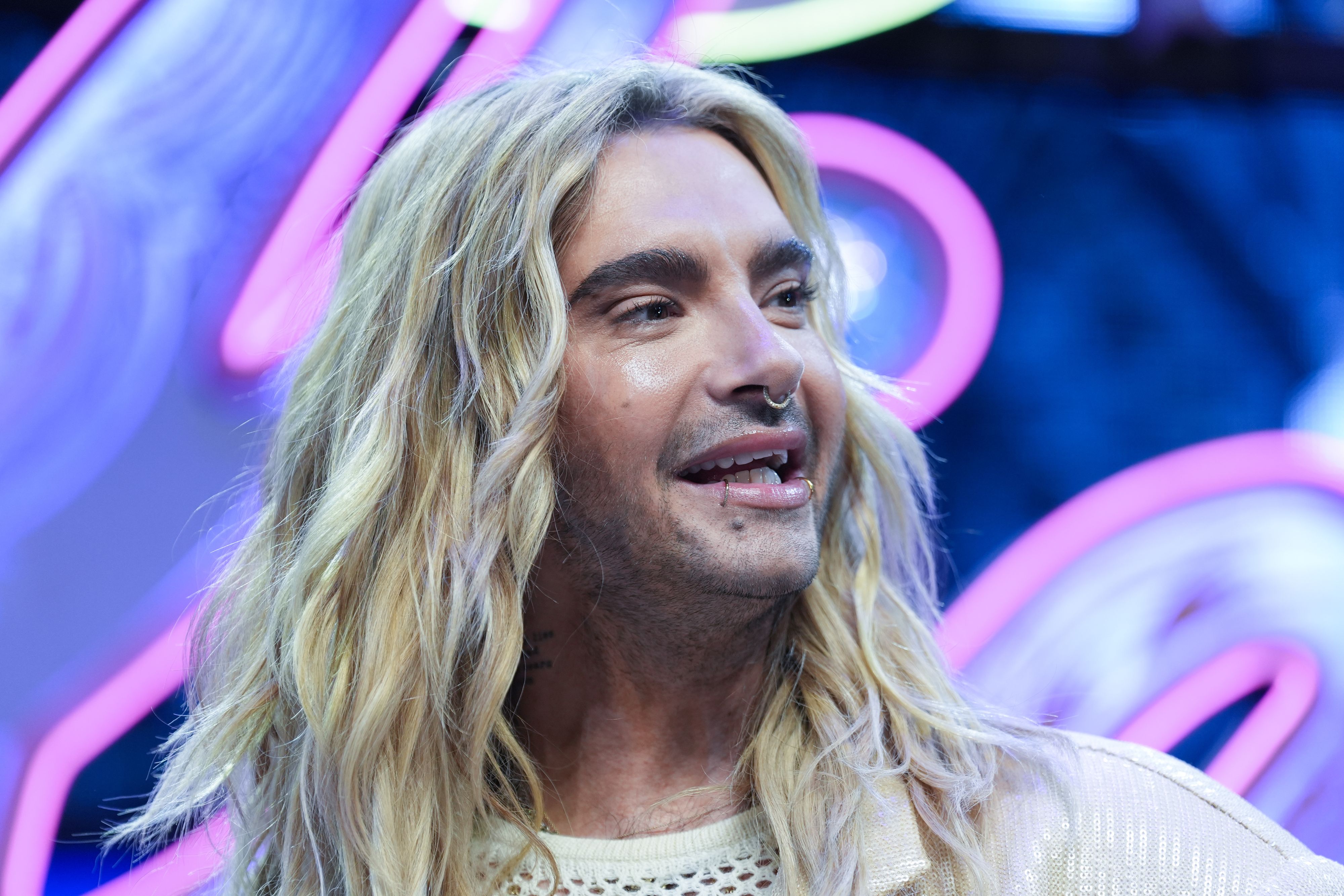 Bill Kaulitz spricht offen über schmerzhafte Trennungen und Untreue in seinen Beziehungen.