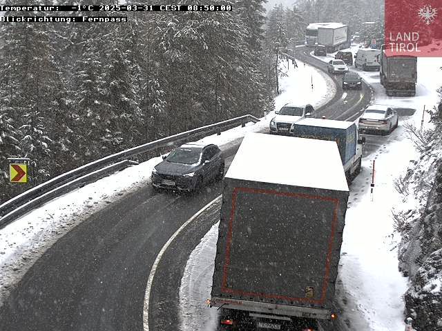 Am Montagmorgen sorgte heftiger Schneefall für Chaos am Fernpass.