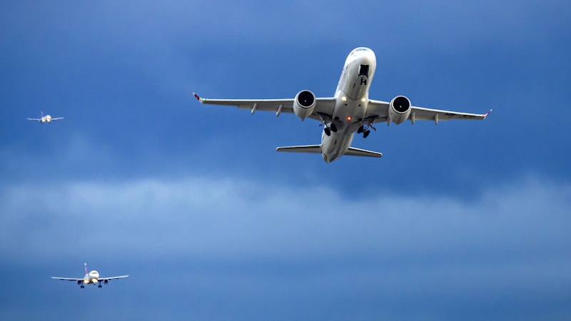 Der Swiss Airbus A220 HB-JCD, rechts, beim Durchstarten nach dem ersten Landeanflug am Flughafen Zürich-Kloten am 9. Jänner 2025.