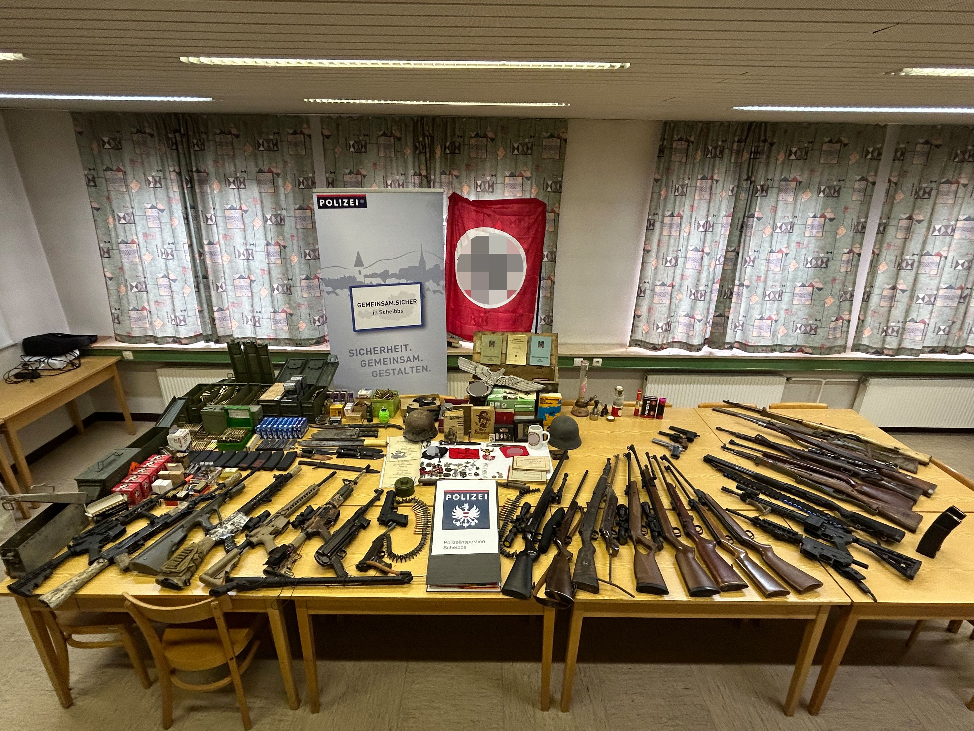 Am Wohnort des Drogenlenkers fanden Polizisten ein ganzes Arsenal an illegalen Waffen und Nazidevotionalien.