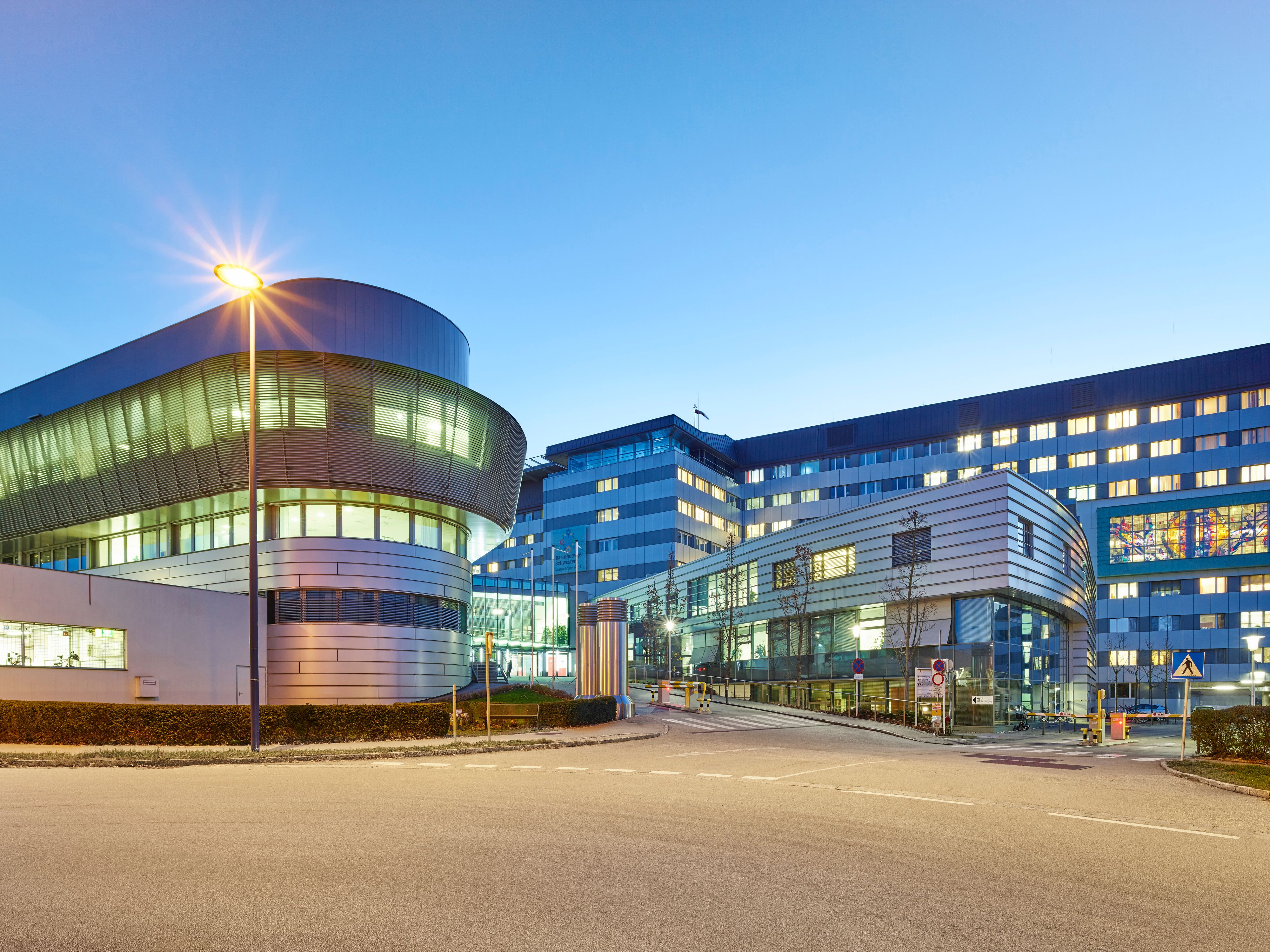 Die Verletzte wurde wegen des Verdachts auf Unterkühlung ins Rieder Krankenhaus gebracht.