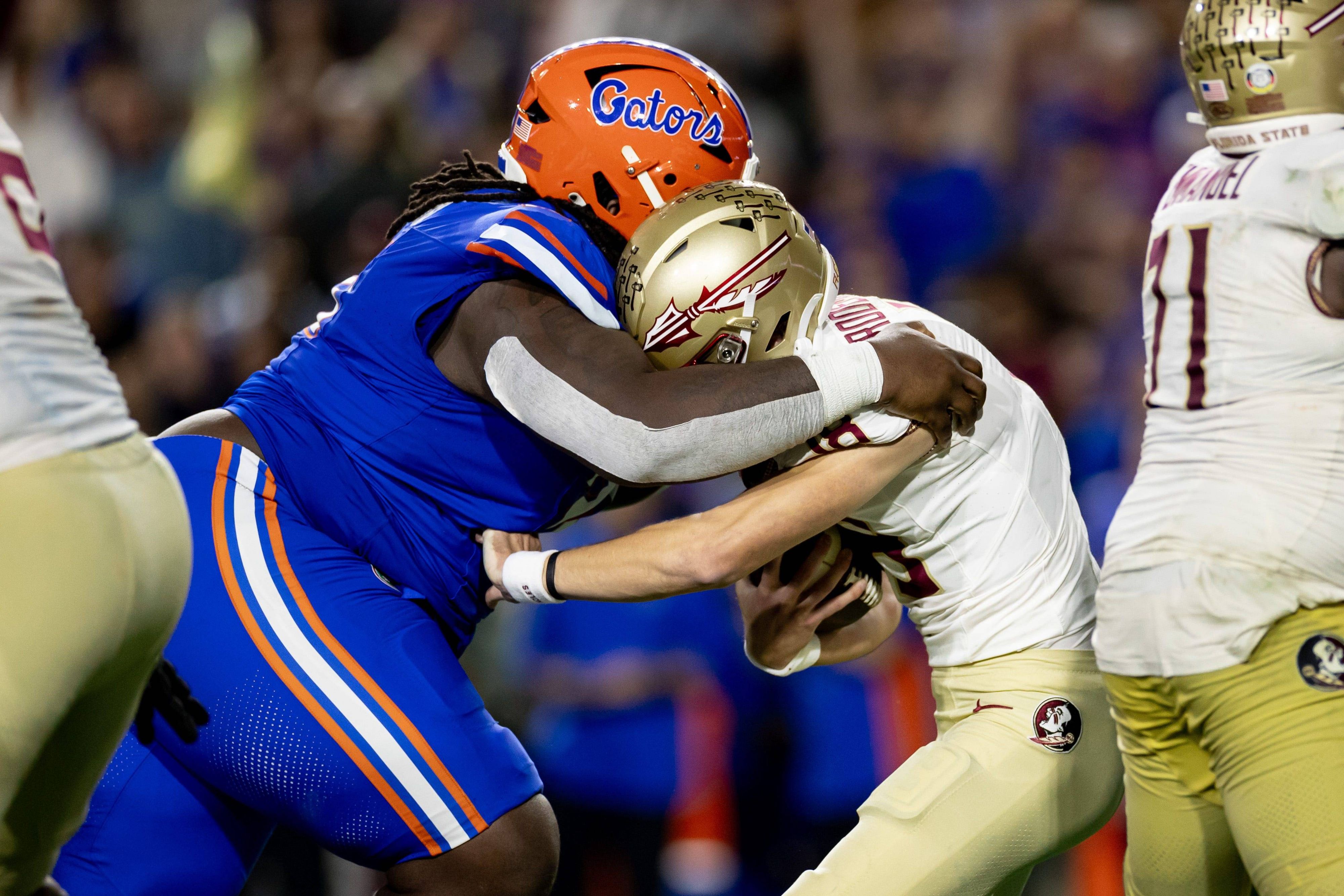Desmond Watson (l.) sackt den Quarterback der Florida State Seminoles, Tate Rodemaker.