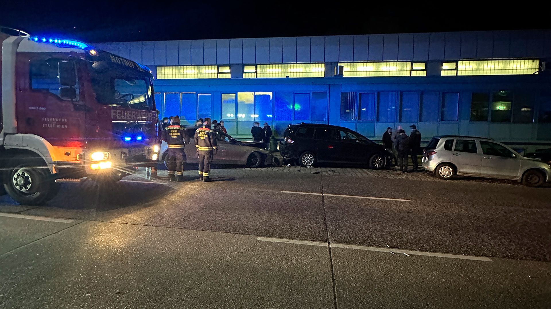 Der BMW-Lenker verlor die Kontrolle über seinen 5er und krachte in geparkte Fahrzeuge.