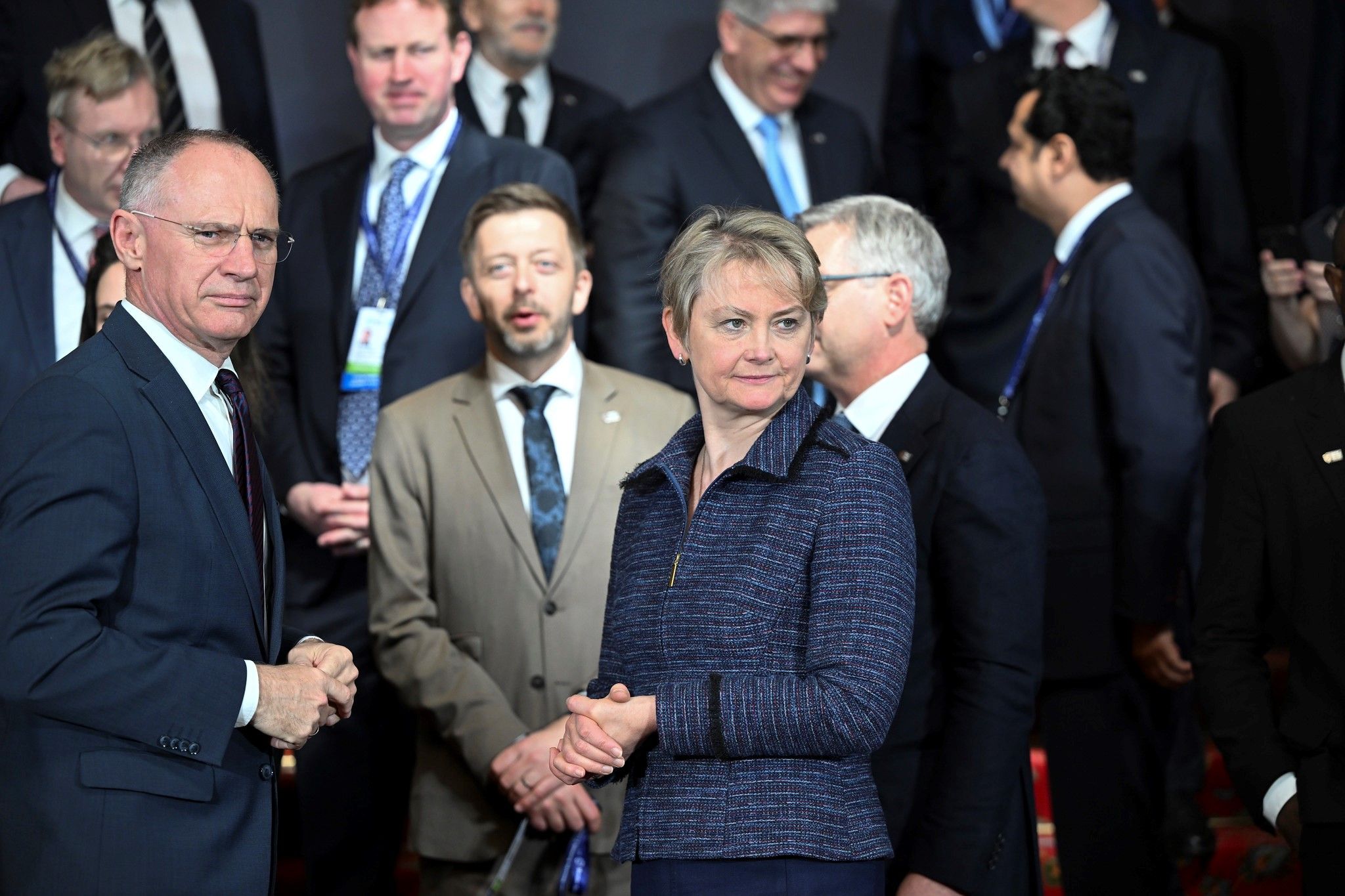 Innenminister Gerhard Karner mit der britischen Innenministerin Yvette Cooper, die EU-Kommissar Magnus Brunner verdeckt.