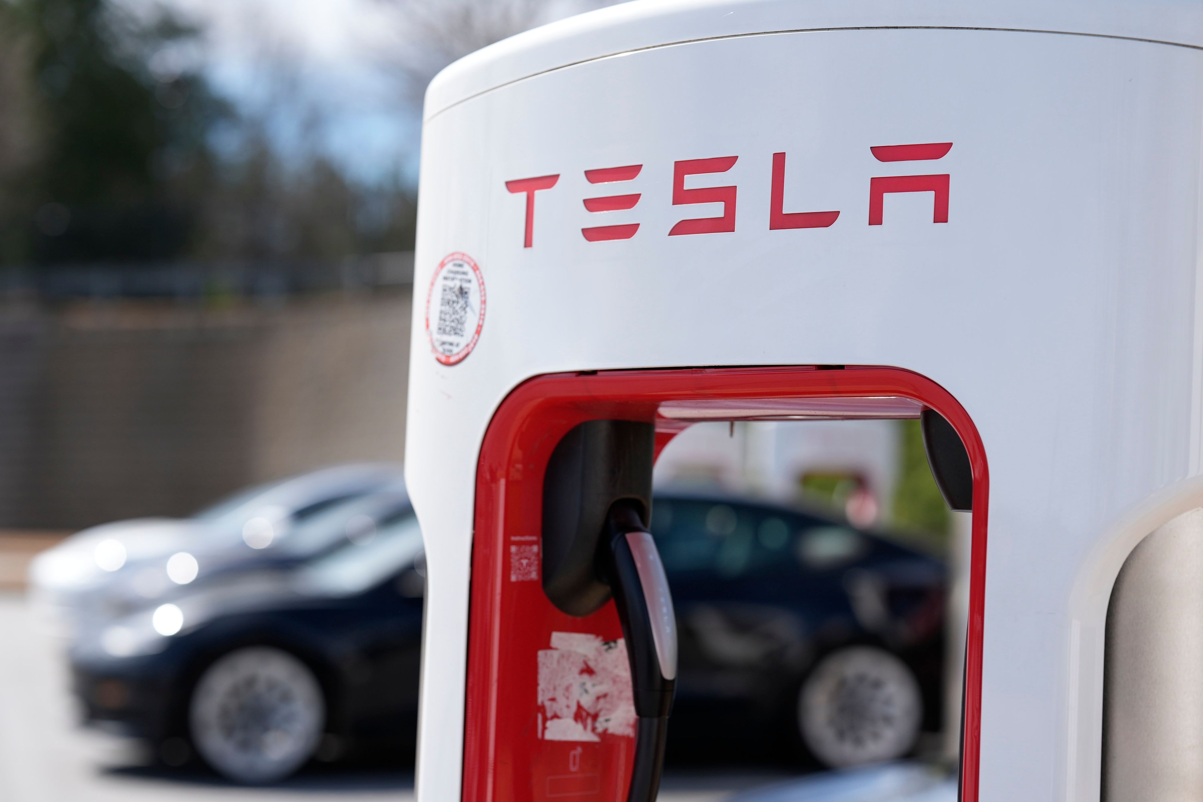 Download von www.picturedesk.com am 31.03.2025 (12:29).  Tesla vehicles are seen at a charging station, Wednesday, March 19, 2025, in Woodstock, Ga. (AP Photo/Mike Stewart) - 20250319_PD8335 - Rechteinfo: Rights Managed (RM)