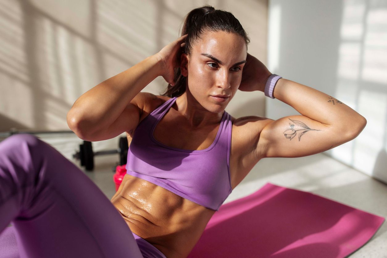 Frauen haben es aufgrund eines höheren Fettanteils schwerer, sich ein Sixpack anzutrainieren.