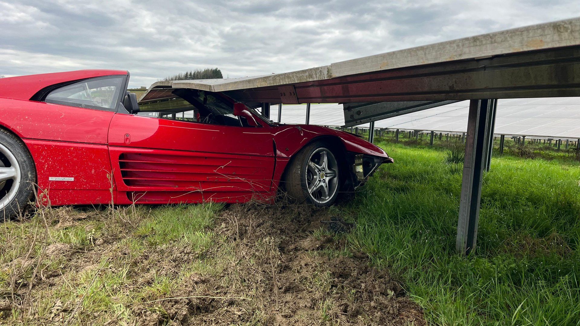 Die beiden Personen in dem teuren Ferrari hatten riesiges Glück