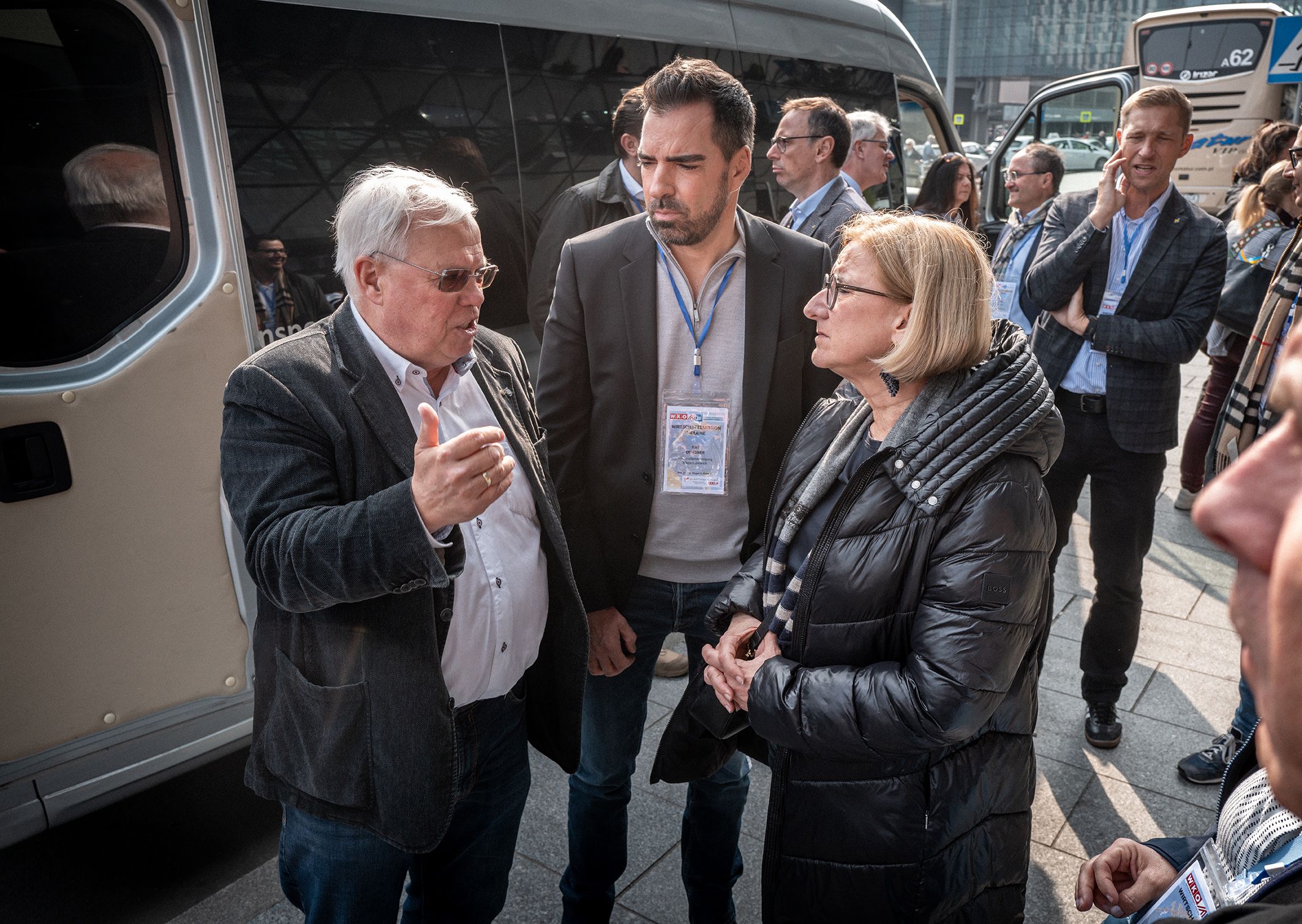 Landeshauptfrau Johanna Mikl-Leitner und Industriellenvereinigung NÖ Präsident Kari Ochsner im Gespräch mit ORF-Korrespondent Christian Wehrschütz.