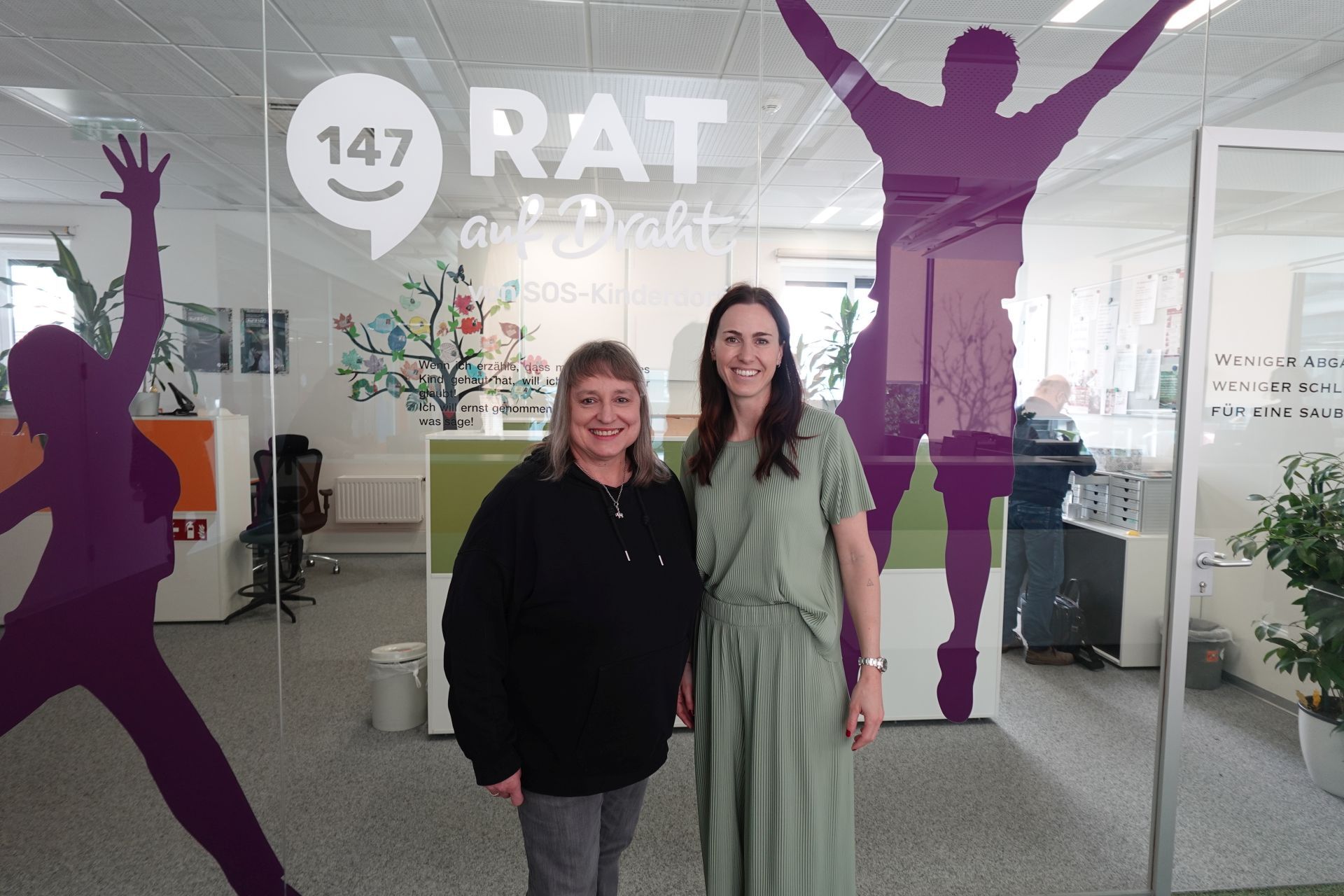 Birgit Satke, Leiterin des Beratungsteams von Rat auf Draht und Viktoria Schnaderbeck (v.l.).