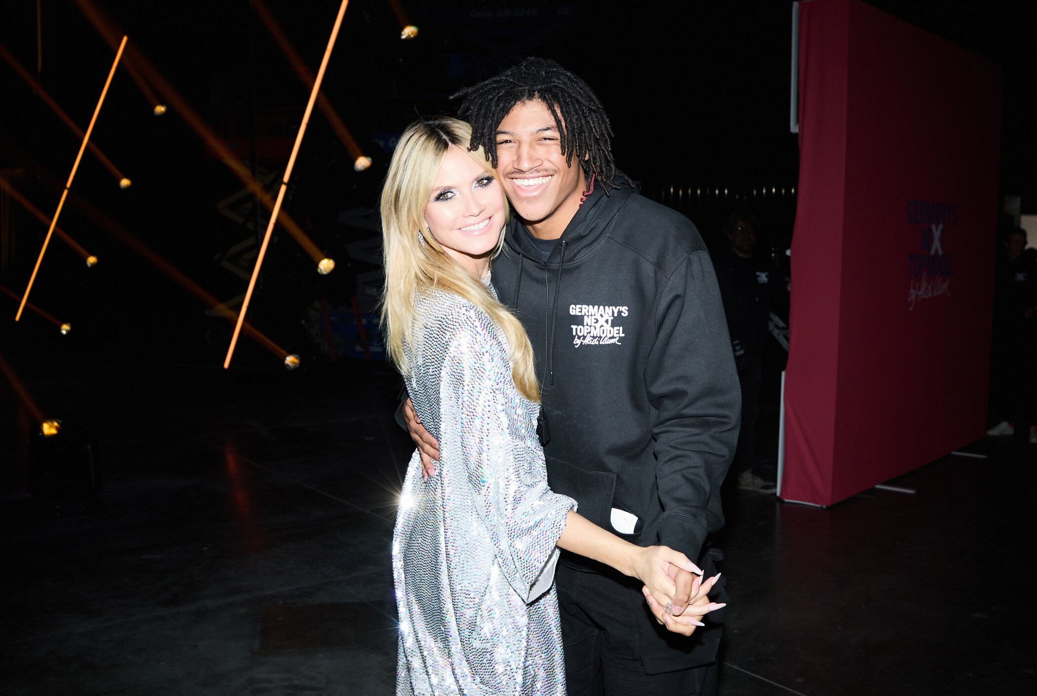 Heidi Klums Sohn Henry sammelt erste Erfahrungen am GNTM-Set.