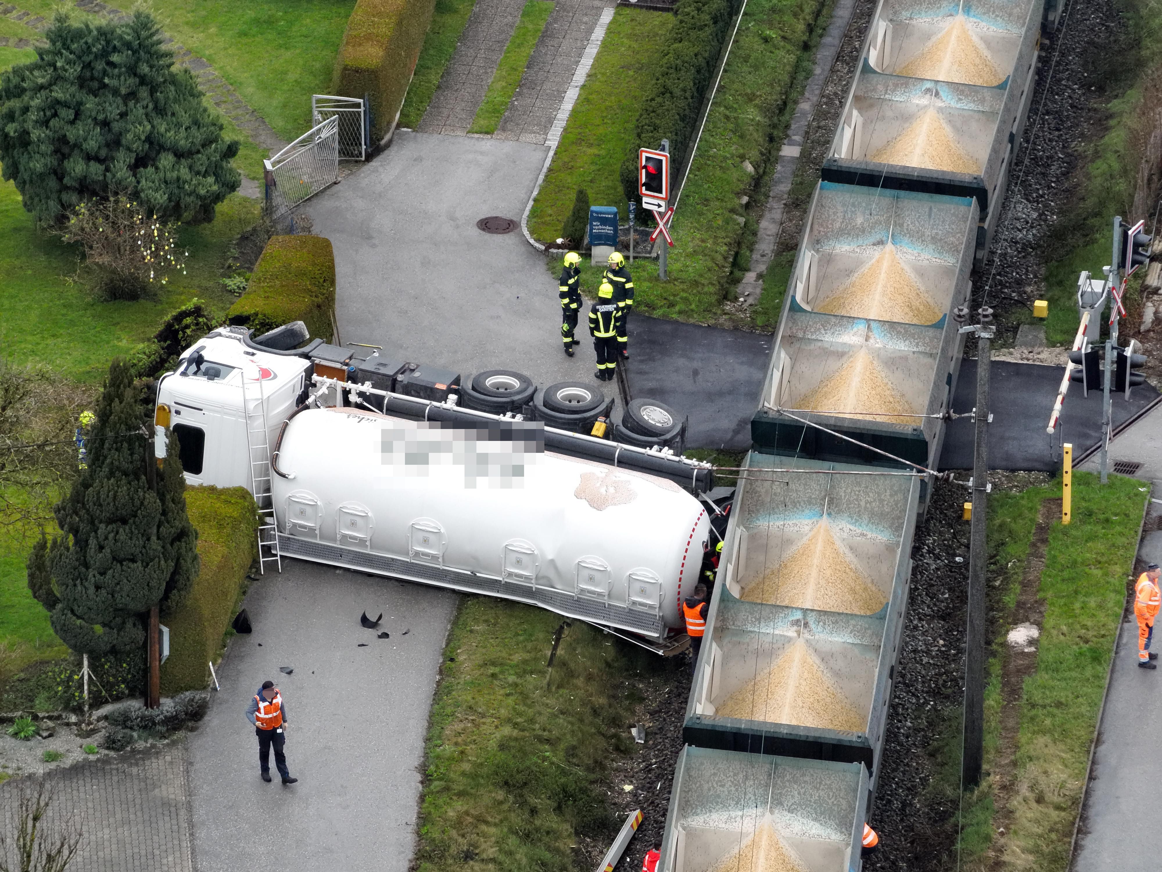 Der Lkw krachte auf einer Kreuzung mit einem Güterzug zusammen.