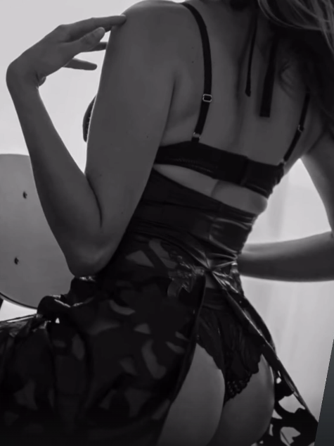 Martina Kaiser posiert für ihr "Birthday Shooting" und gewährt Einblick auf ihren Po. 