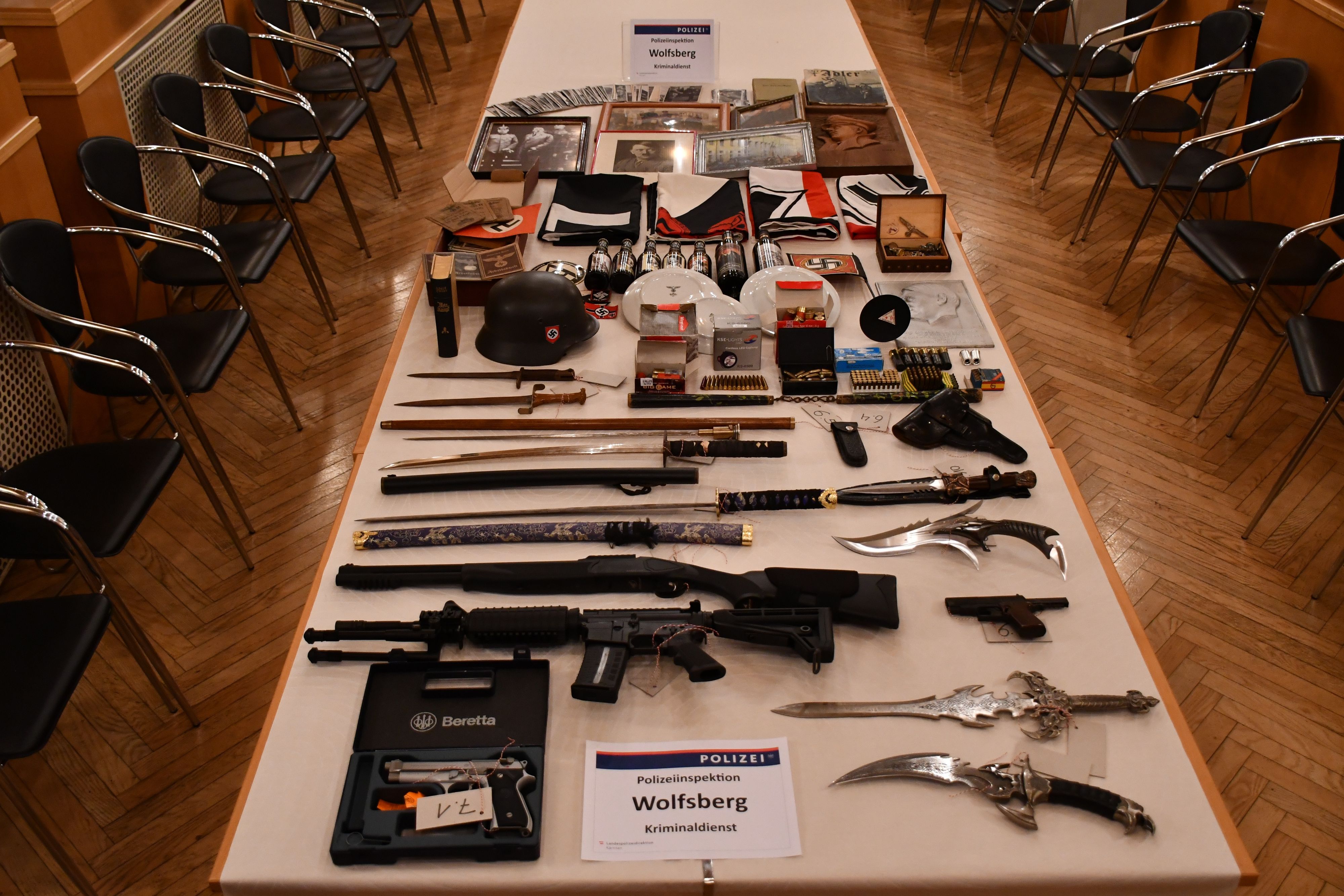 Die Beamten stellten bei den Hausdurchsuchungen übrigens auch Waffen und NS-Devotionalien sicher. 