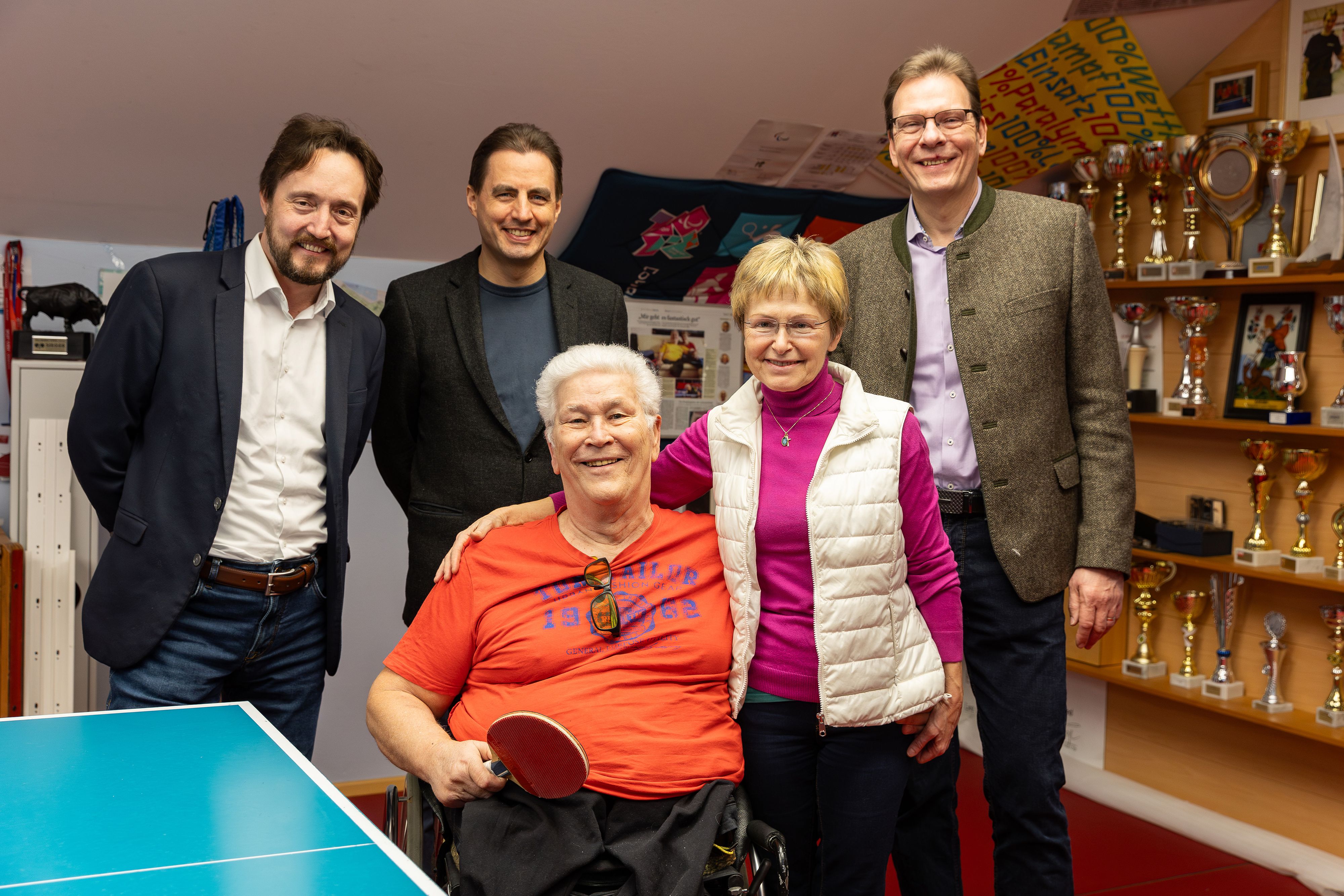 Ein sichtbar glücklicher Egon Kramminger mit Frau und Tischtennisschläger: Dahinter stehen die Ärzte des interdisziplinären Expertenteams vom Klinikum Wels-Grieskirchen.