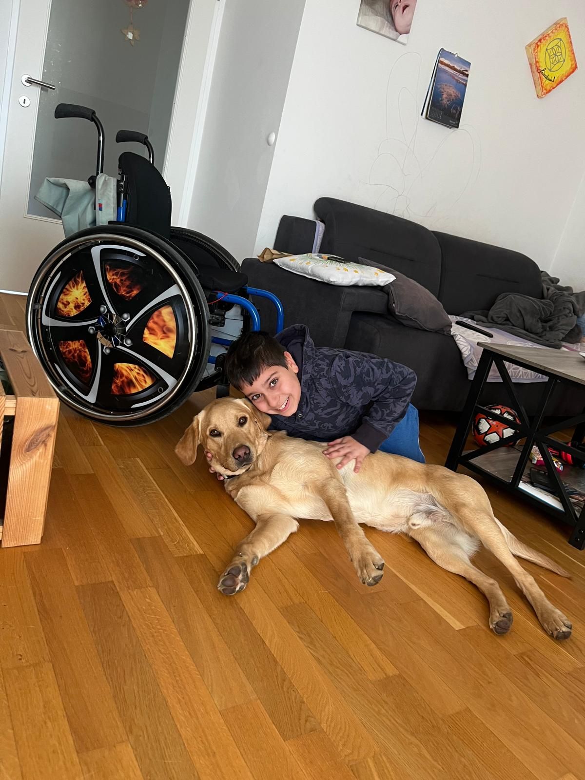 Idefix ist Jonathans Helfer in allen Situationen. Gekuschelt wird dabei auch...