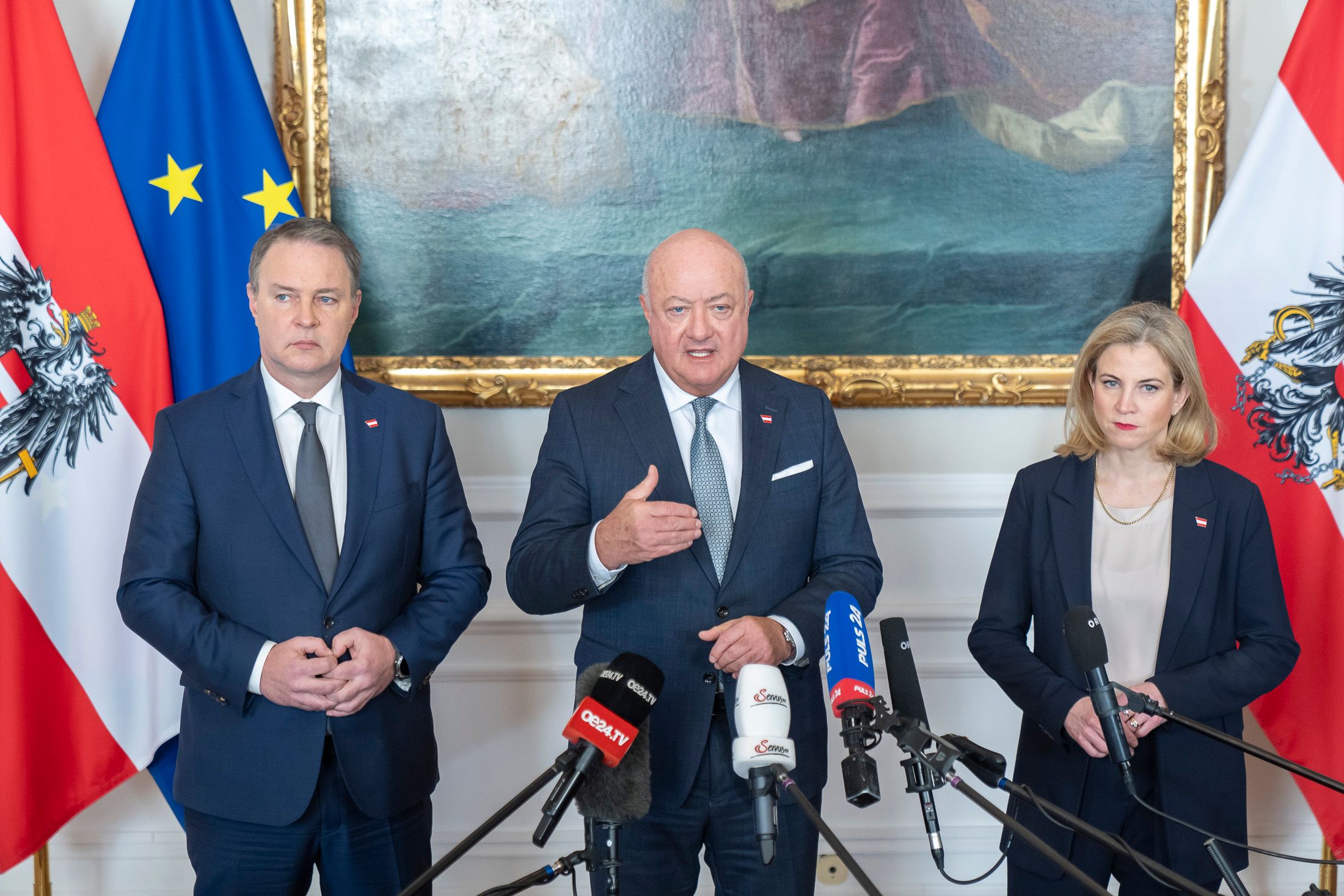 Bundeskanzler Christian Stocker (ÖVP), Vizekanzler Andreas Babler (SPÖ) und Außenministerin Beate Meinl-Reisinger (NEOS) laden zum Budget-Gipfel ins Kanzleramt.