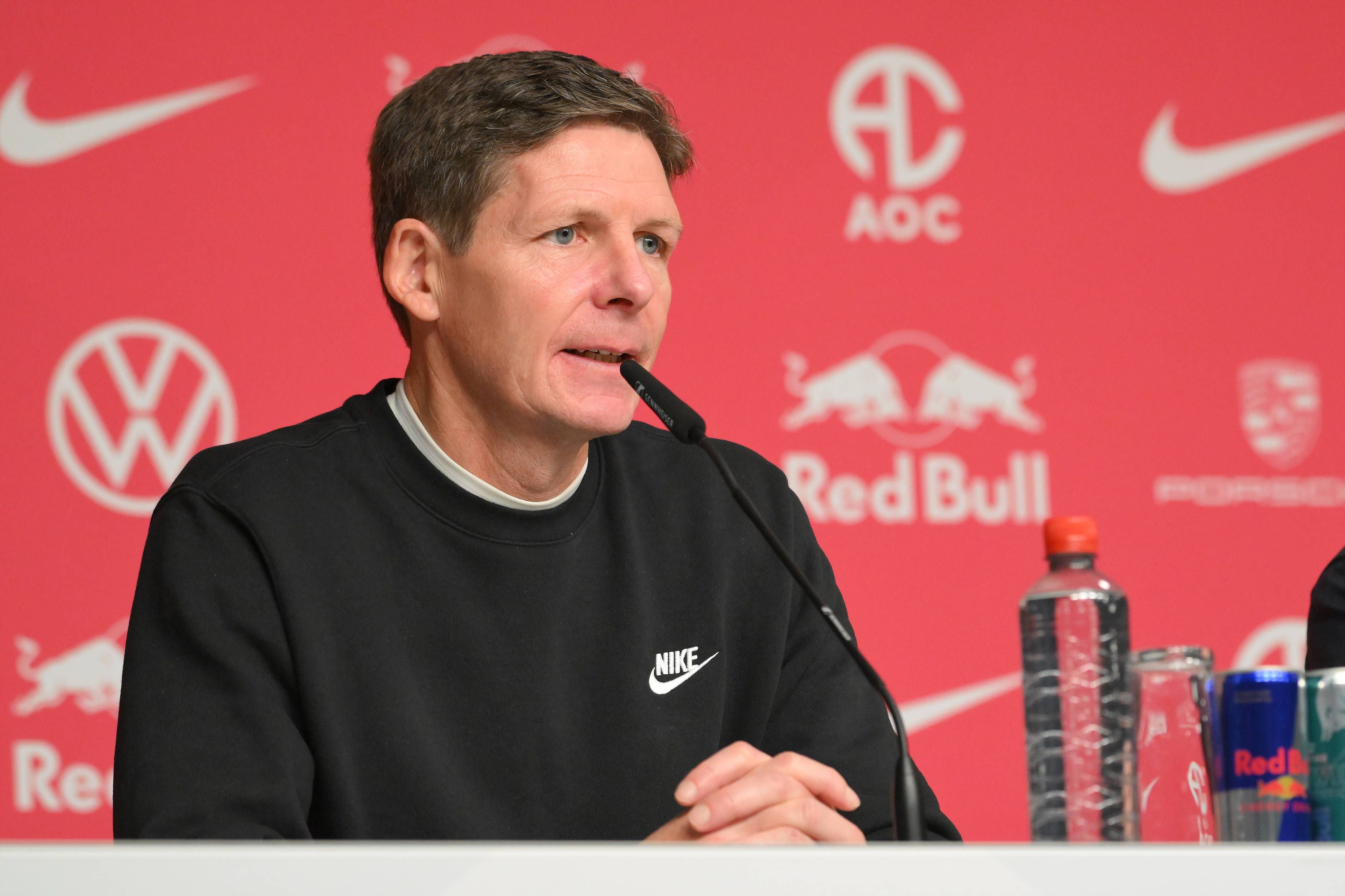 Oliver Glasner bei einer Pressekonferenz in Leipzig als Trainer von Frankfurt. An dieses Bild könnten sich die Fans bald gewöhnen.