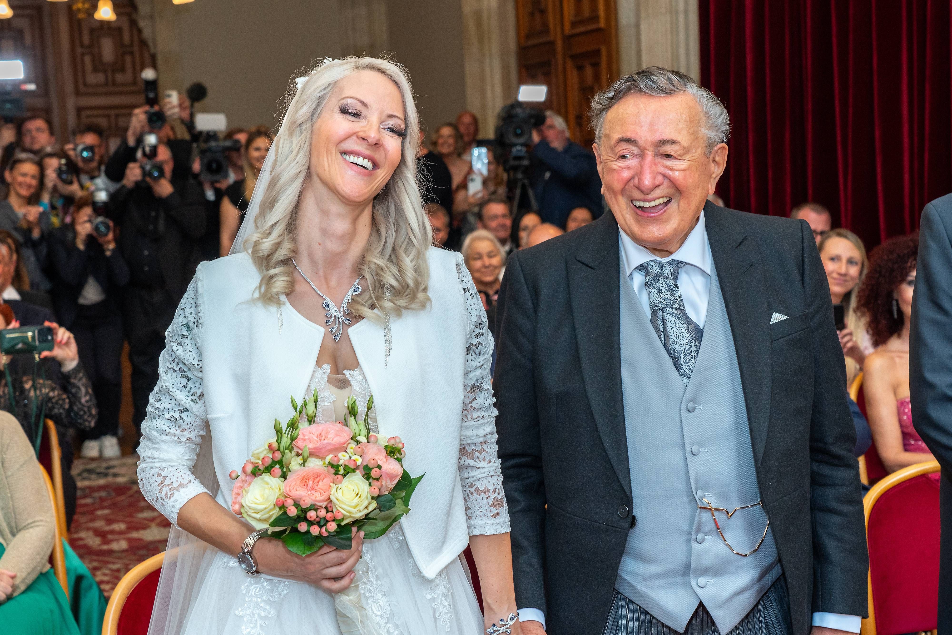 Simone Lugner hat ein Hochzeitsbuch mit den Fotos geschenkt bekommen. 