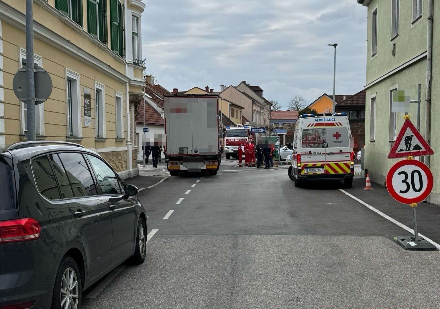 Frau von Lkw getötet: Einsatzkräfte vor Ort