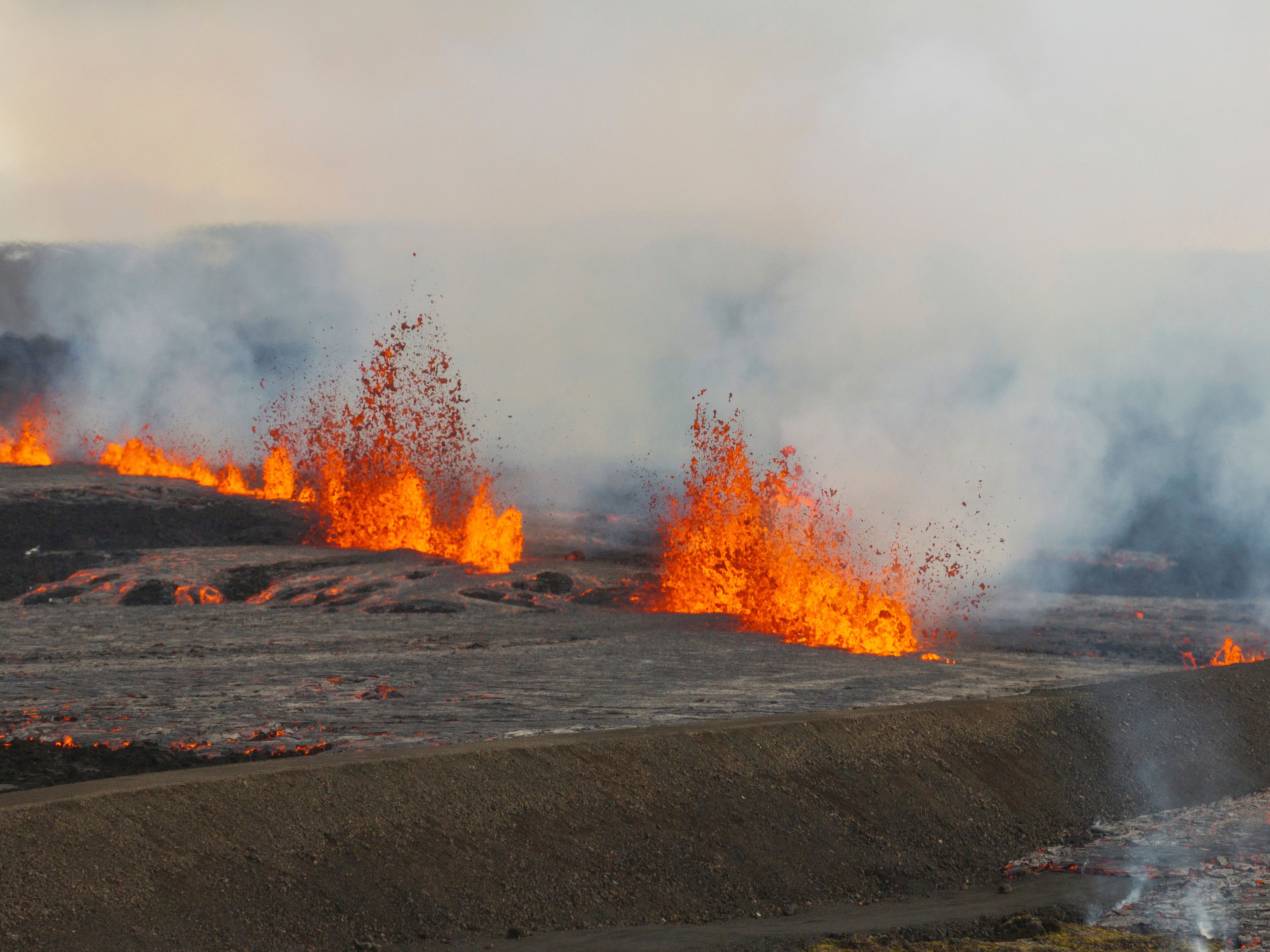 Höllisches Spektakel: Heftige Eruptionen bei der Stadt Grindavik.