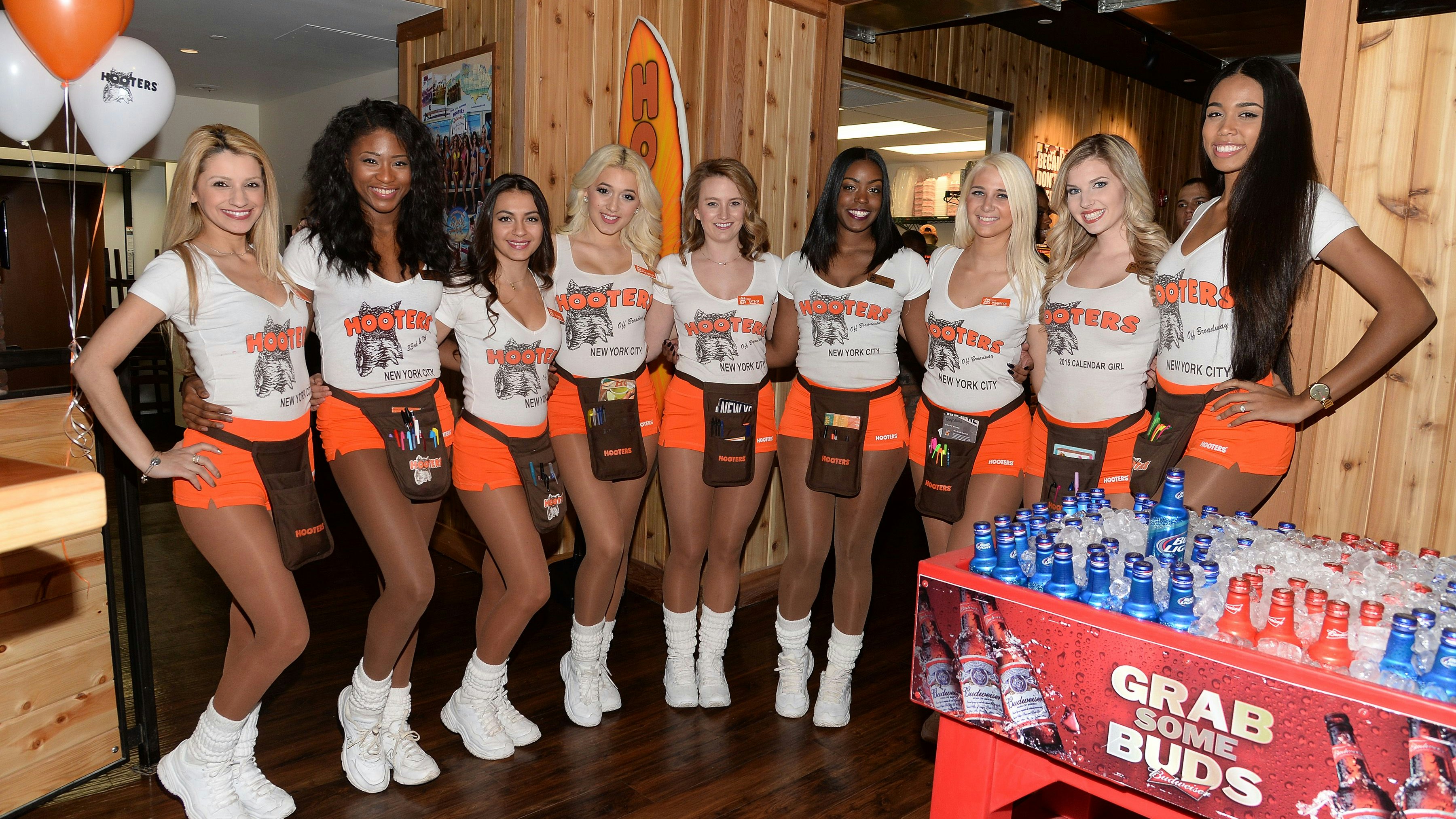 "Hooters" wurde (auch) durch das knappe Outfit der Kellnerinnen weltbekannt.