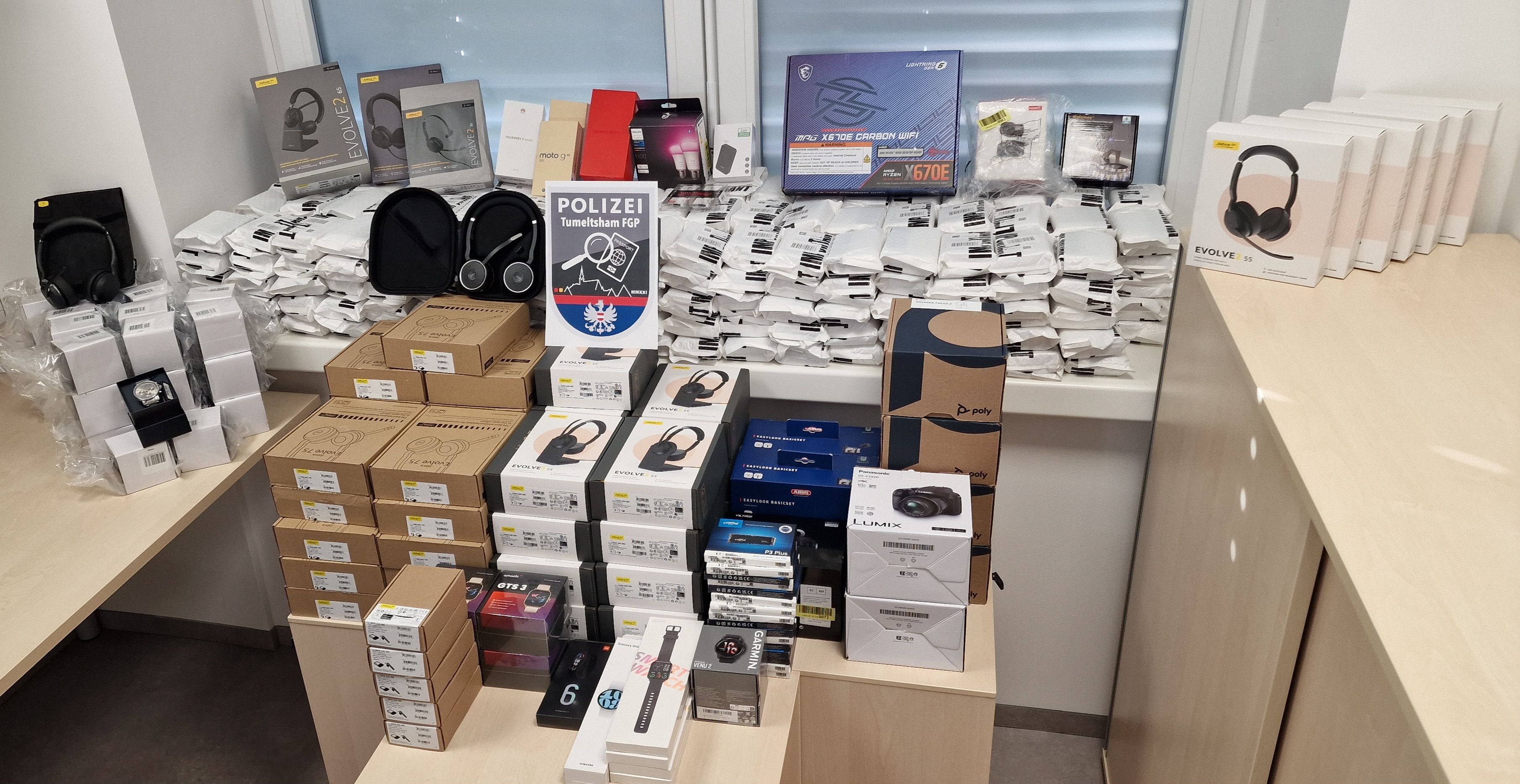 Insgesamt 418 originalverpackte Elektrogeräte wurden im Auto gefunden.