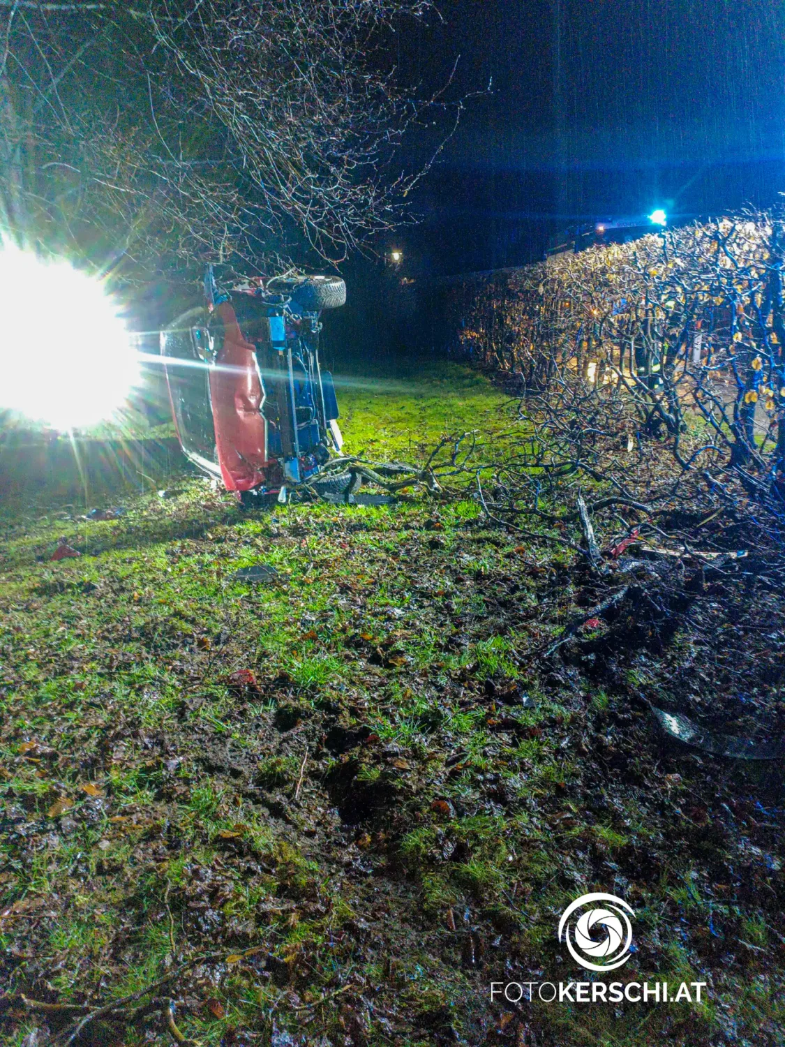 Mit diesem Auto krachte der Lenker in den Garten. Danach flüchtete er einfach.