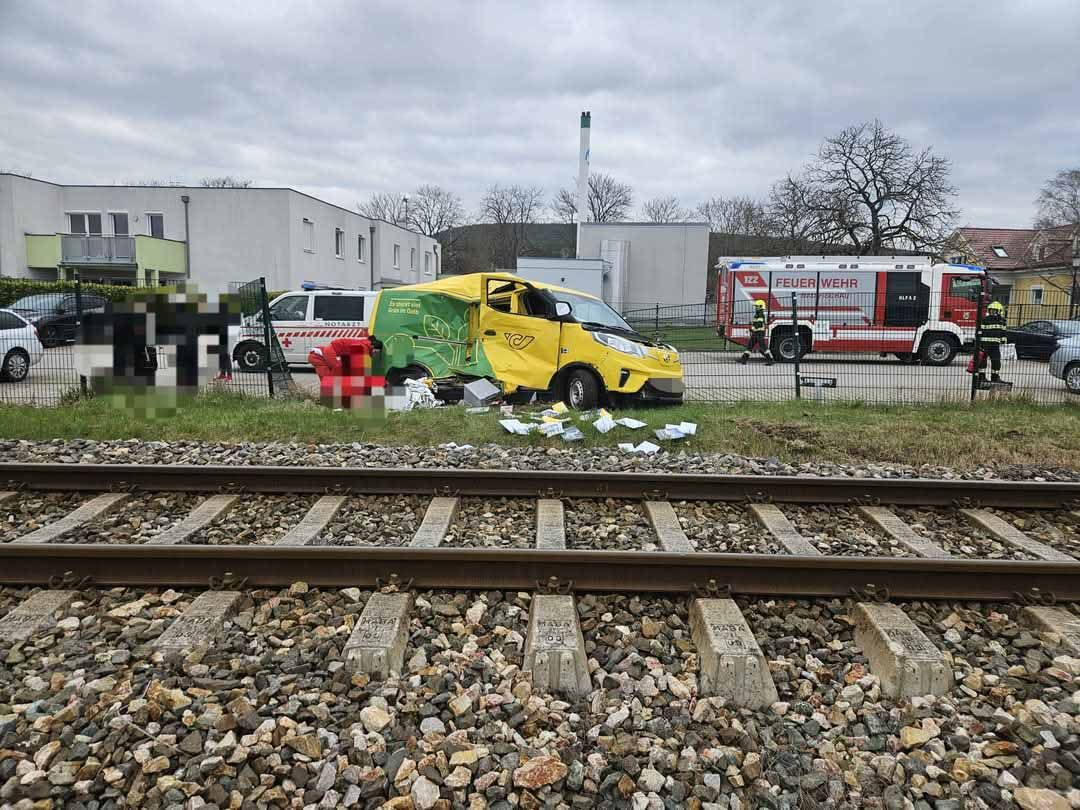 Schwerer Unfall: Postler krachte mit Fahrzeug gegen Zug