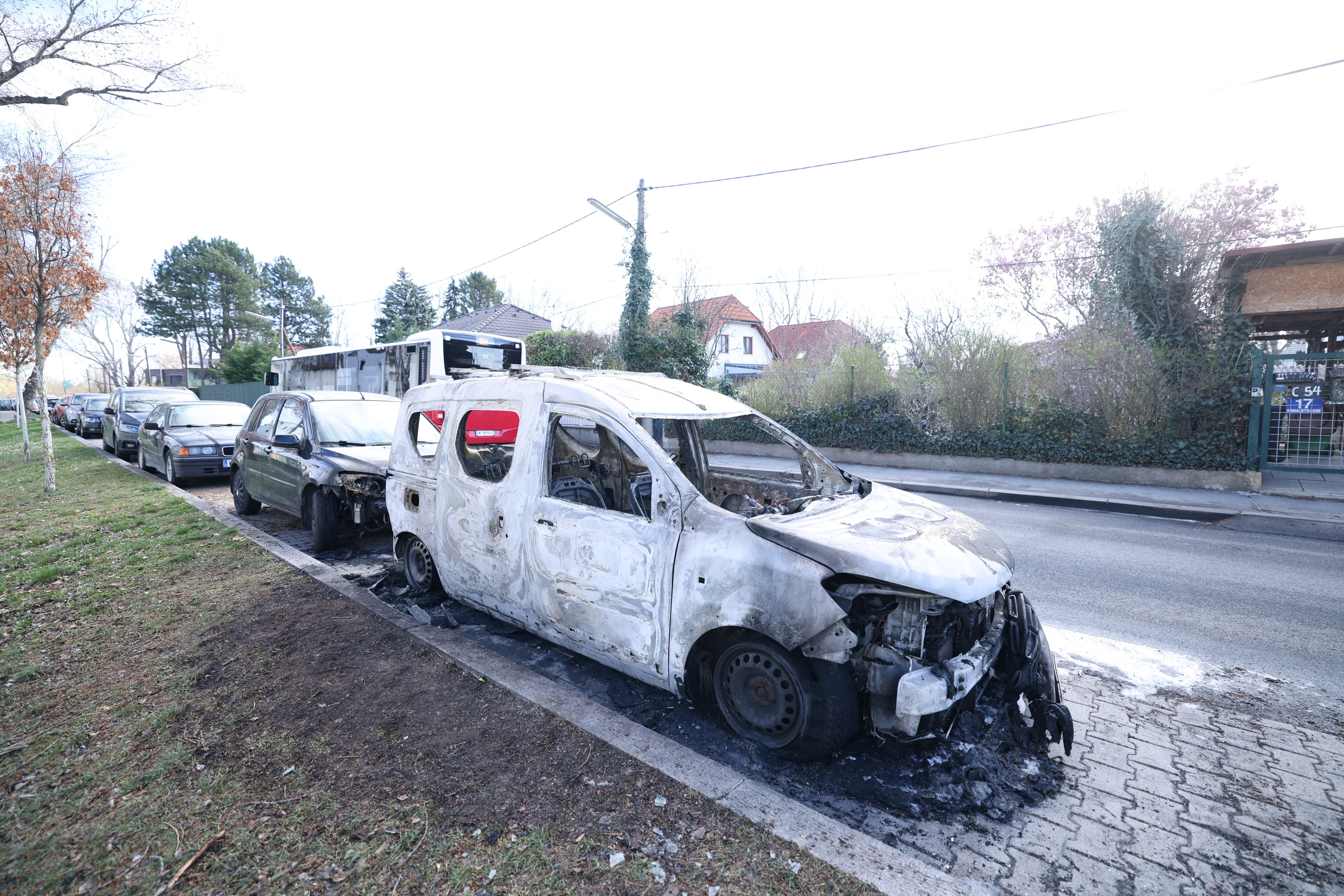 Eines der zehn abgefackelten Autos in der Wiener Donaustadt.